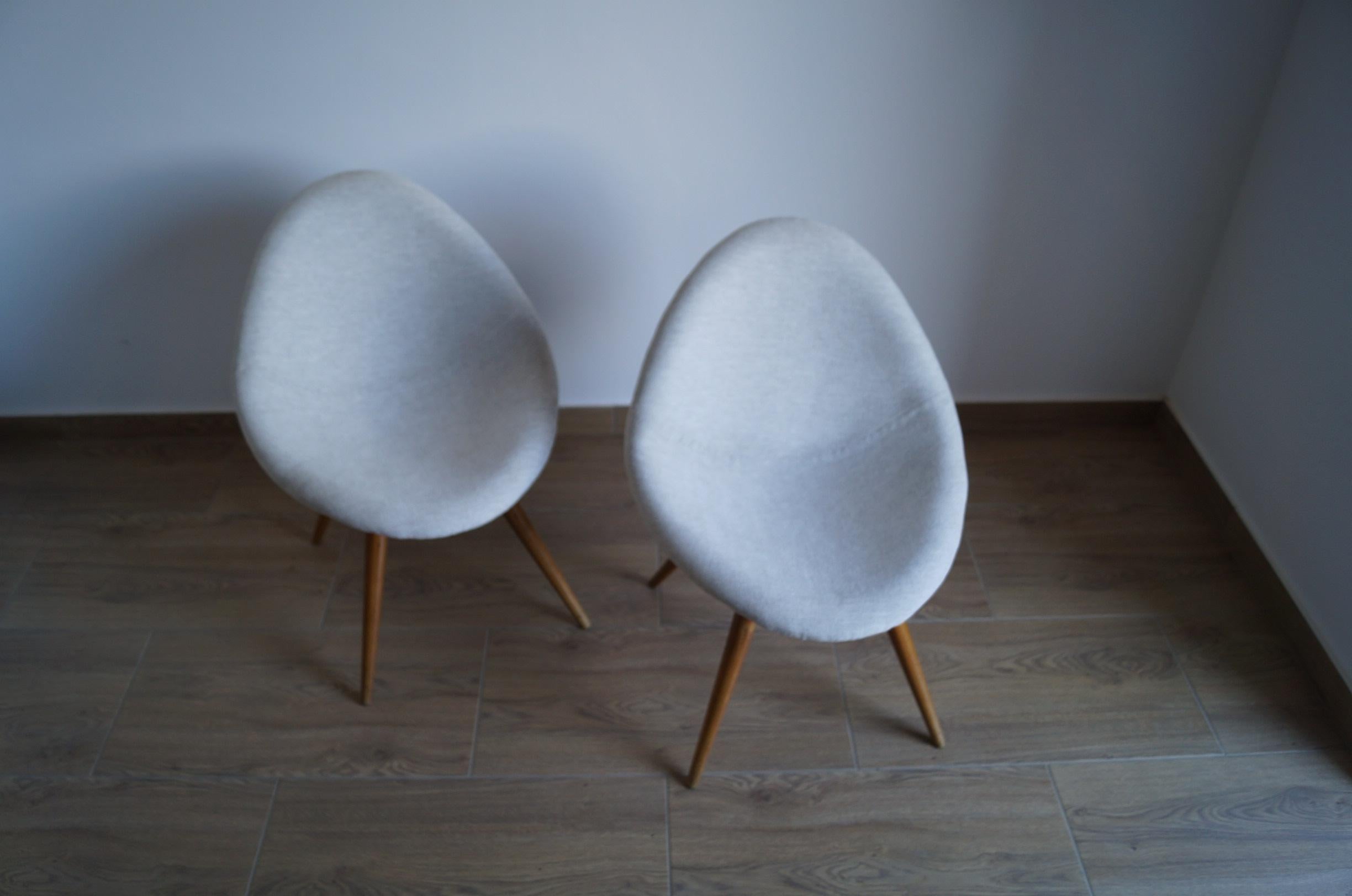 Art Deco Sessel Shell von 1950 Tschechische Republik.
Jedes Möbelstück, das unsere Werkstatt verlässt, wird von Anfang bis Ende einer manuellen Renovierung unterzogen, um den ursprünglichen Zustand von vor vielen Jahren wiederherzustellen (es wurde