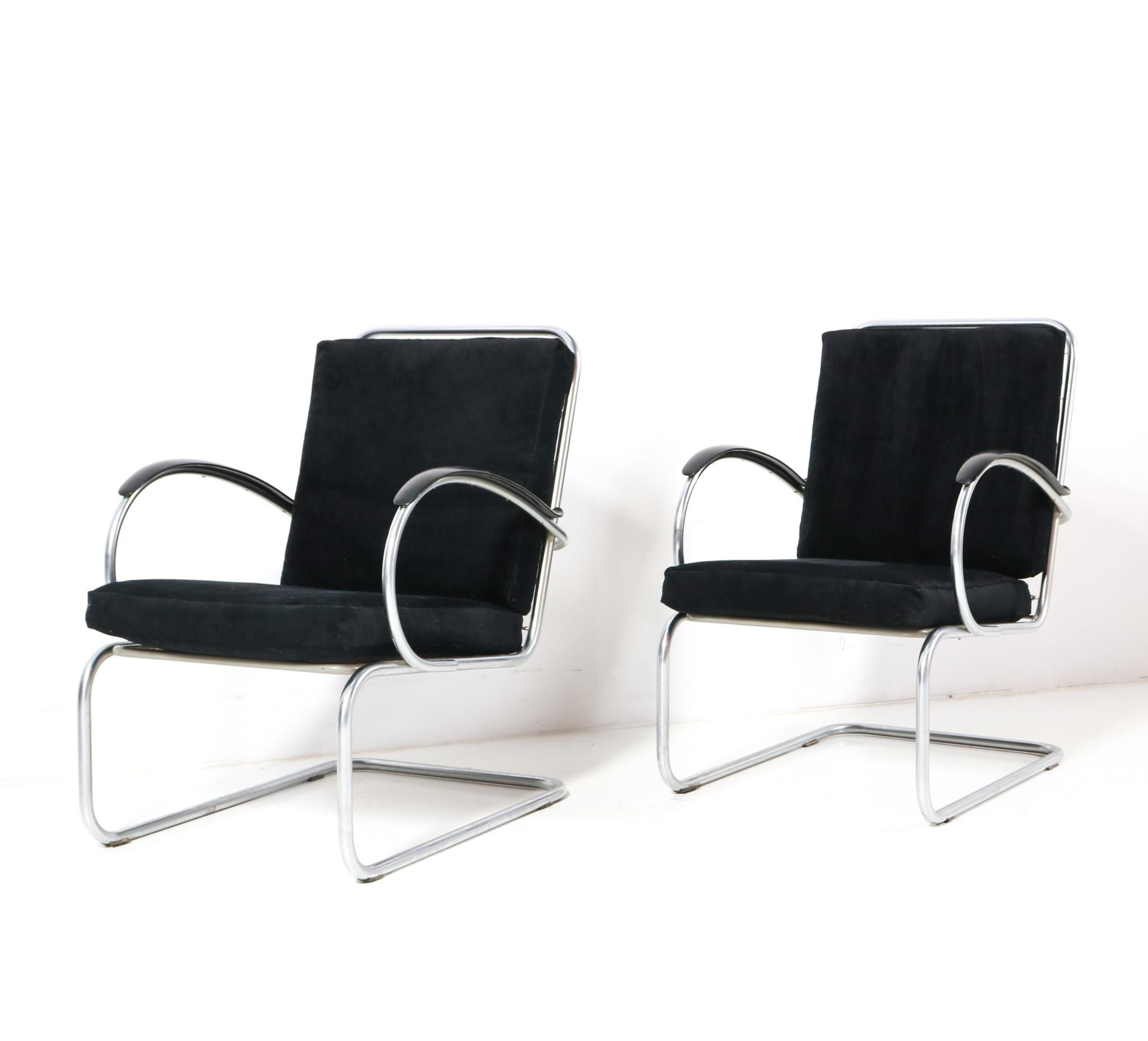 Magnificent and very hard to find pair of Art Deco Bauhaus Model 409 lounge chairs.
Design by Willem H. Gispen for Gispen.
Striking Dutch design from the 1930s.
Original cantilever chrome-plated tubular steel frames with original long bakelite