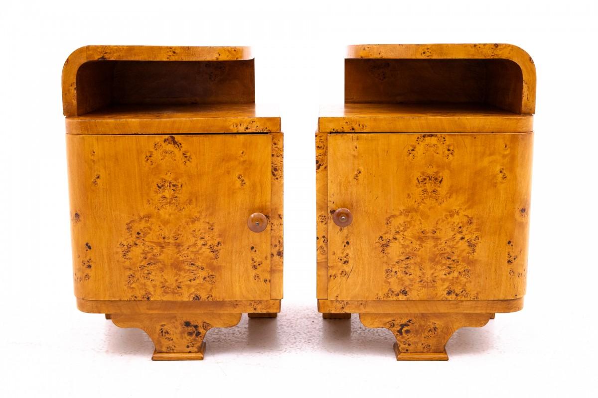 Paire de tables de chevet Art déco des années 1950.

Chaque table dispose d'un grand espace fermé par une porte et d'une étagère sous le plateau.

Meubles en très bon état, après une rénovation professionnelle. Le bois a été nettoyé et recouvert