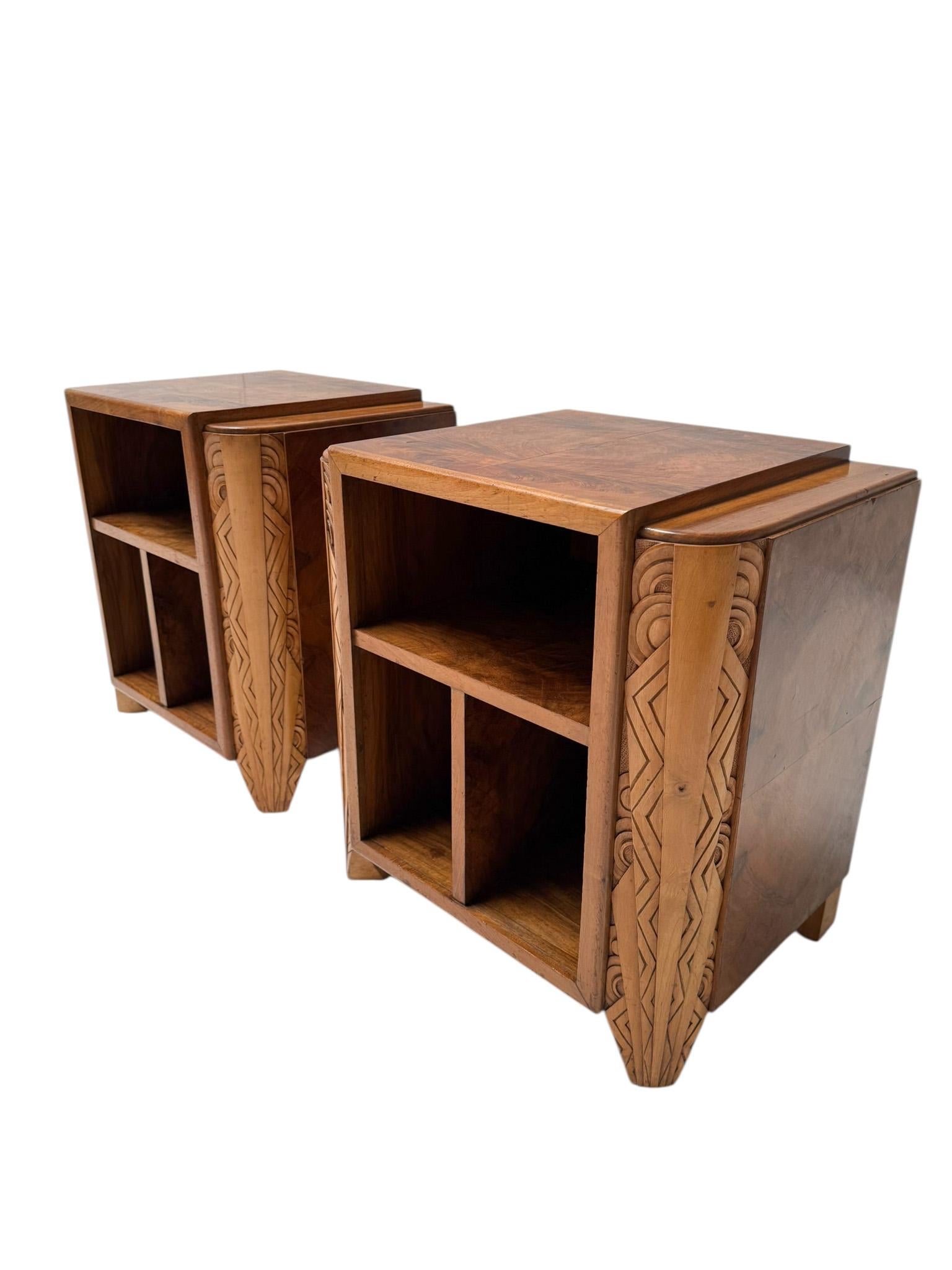Prächtiges und seltenes Paar von Art Deco Schränken oder Nachttischen.
Auffälliges französisches Design aus den 1930er Jahren.
Massiver Nussbaum und originale nussbaumfurnierte Stücke mit originalen und dekorativen handgeschnitzten Elementen.
Das