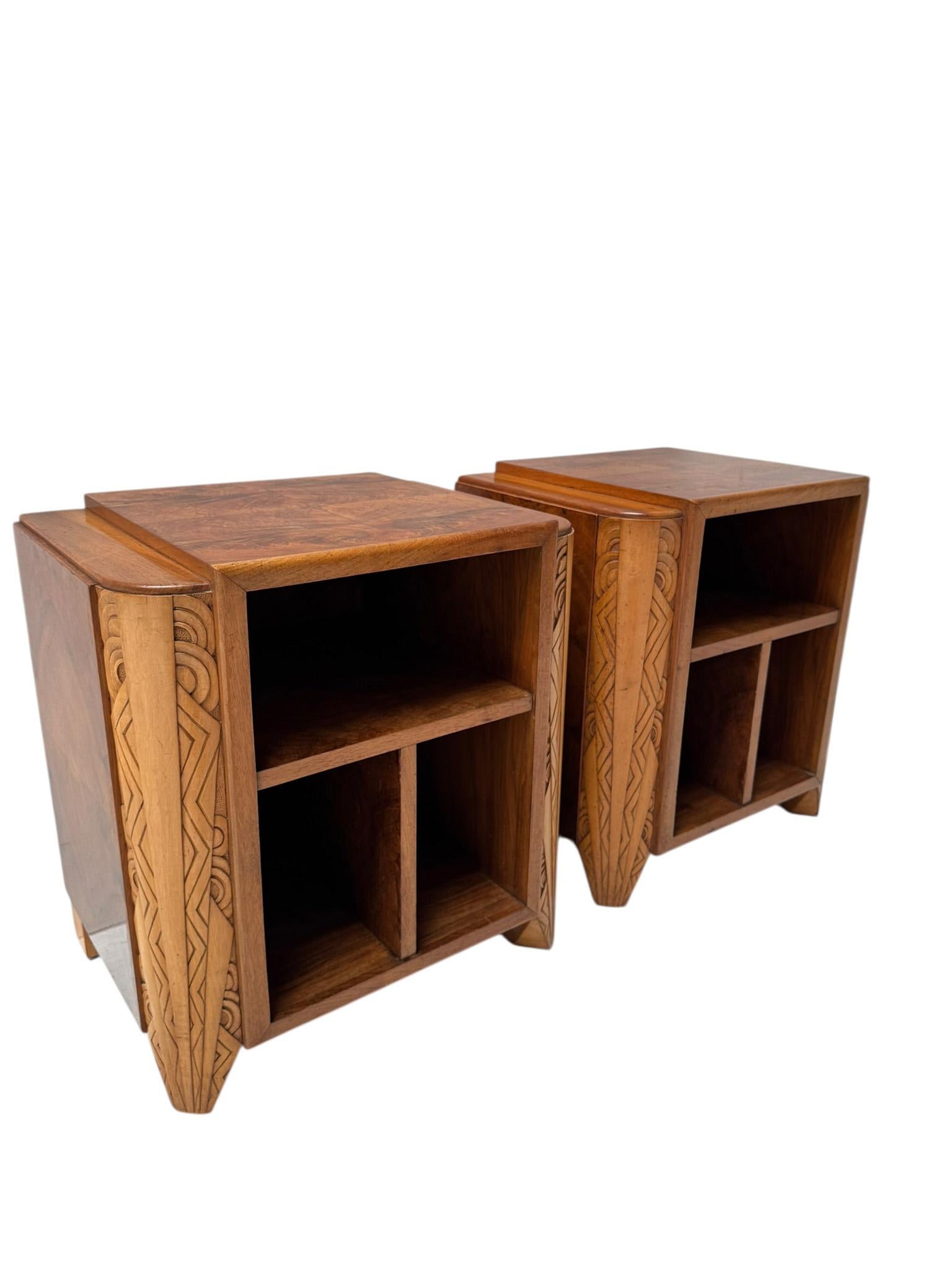 Two Art Deco Cabinets or Bed Side Tables, 1930s Nogal en venta