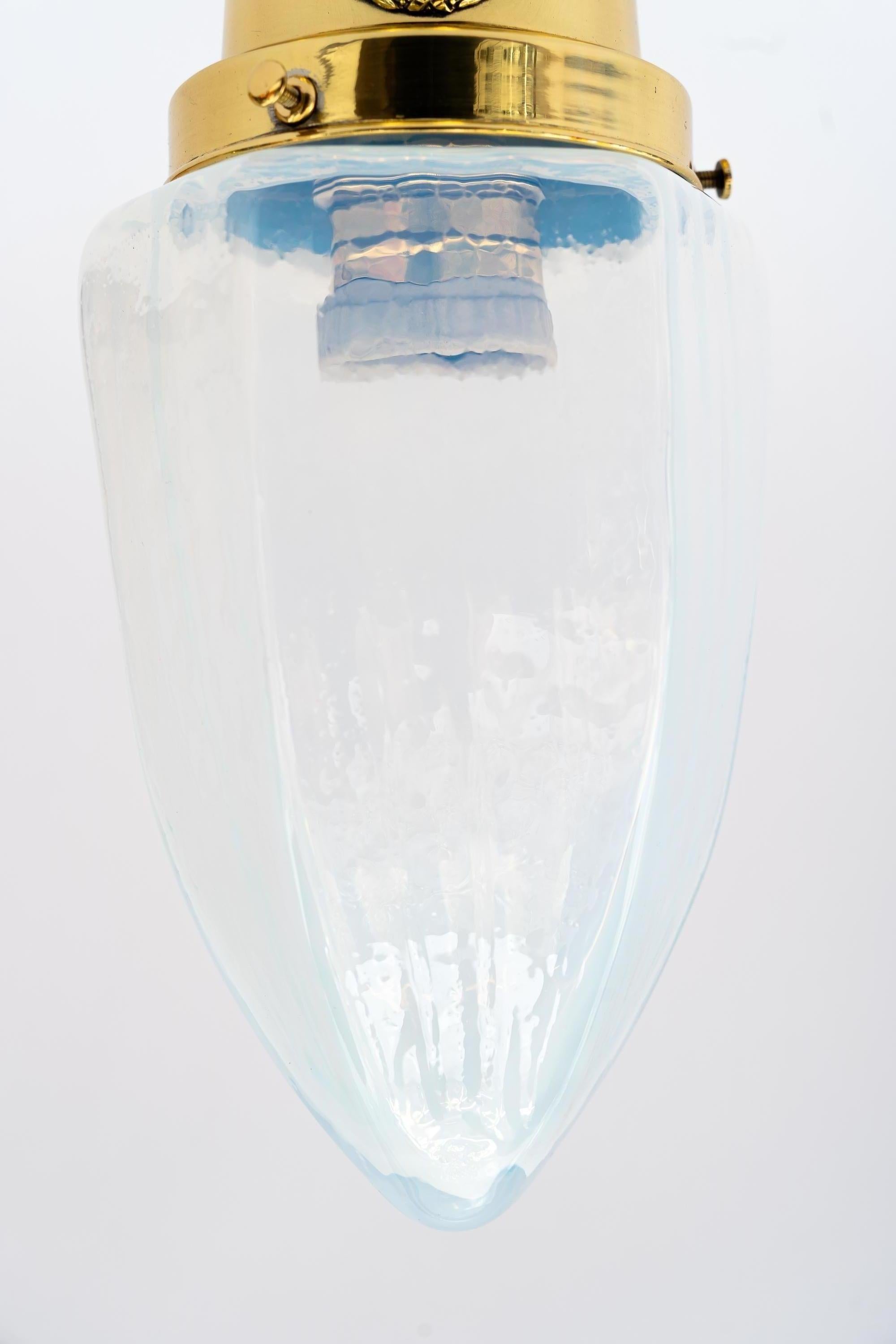 Laqué Deux plafonniers Art Déco avec abat-jour en verre opalin viennois des années 1920 en vente