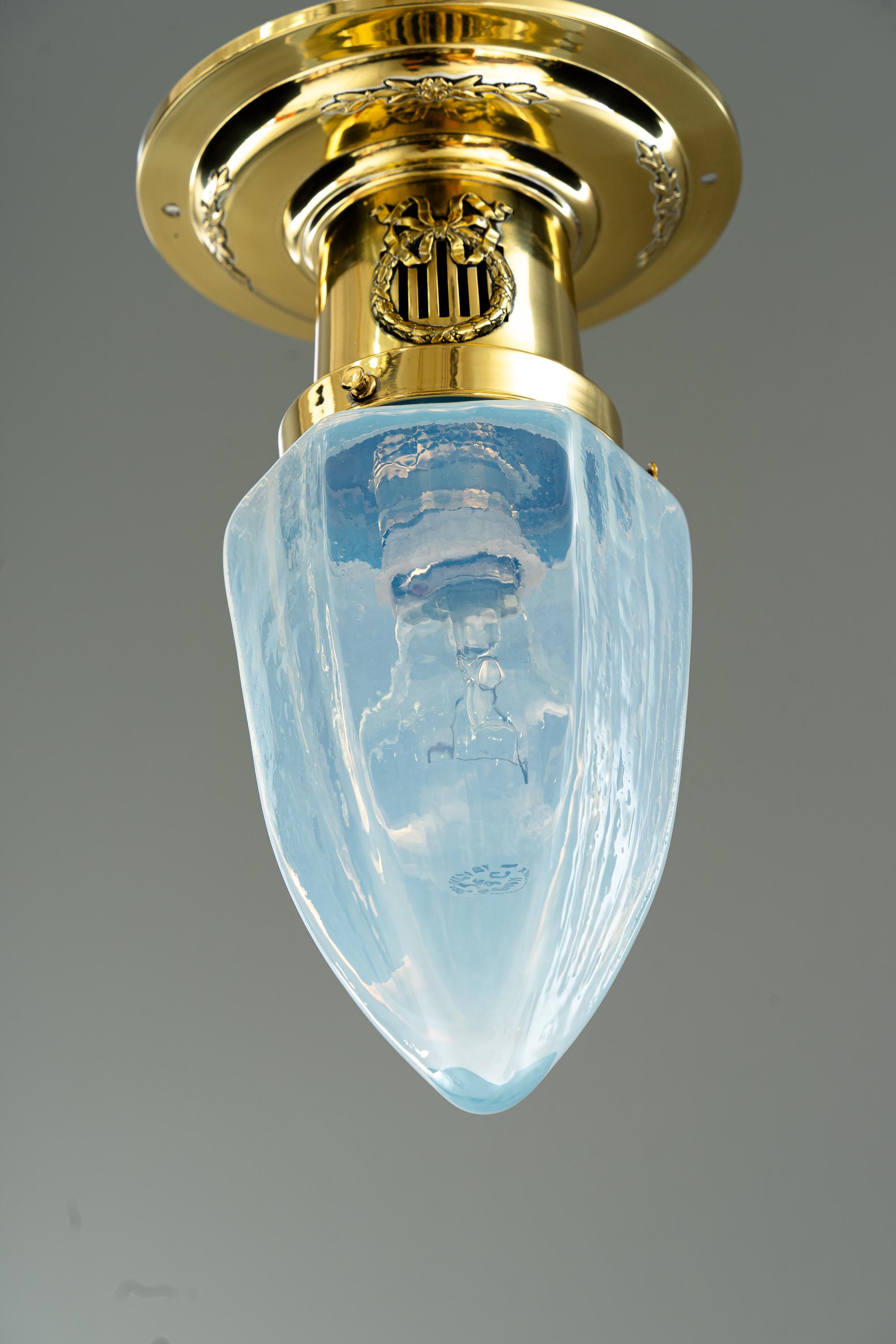 Laiton Deux plafonniers Art Déco avec abat-jour en verre opalin viennois des années 1920 en vente