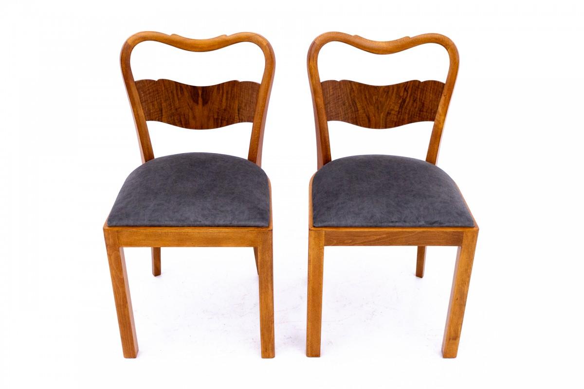 Paire de chaises Art déco du milieu du 20e siècle, Pologne.

Le mobilier est en très bon état, rénové par des professionnels, les sièges sont recouverts d'un tissu neuf.

Dimensions : hauteur 83 cm / hauteur du siège. 45 cm / largeur 45 cm /