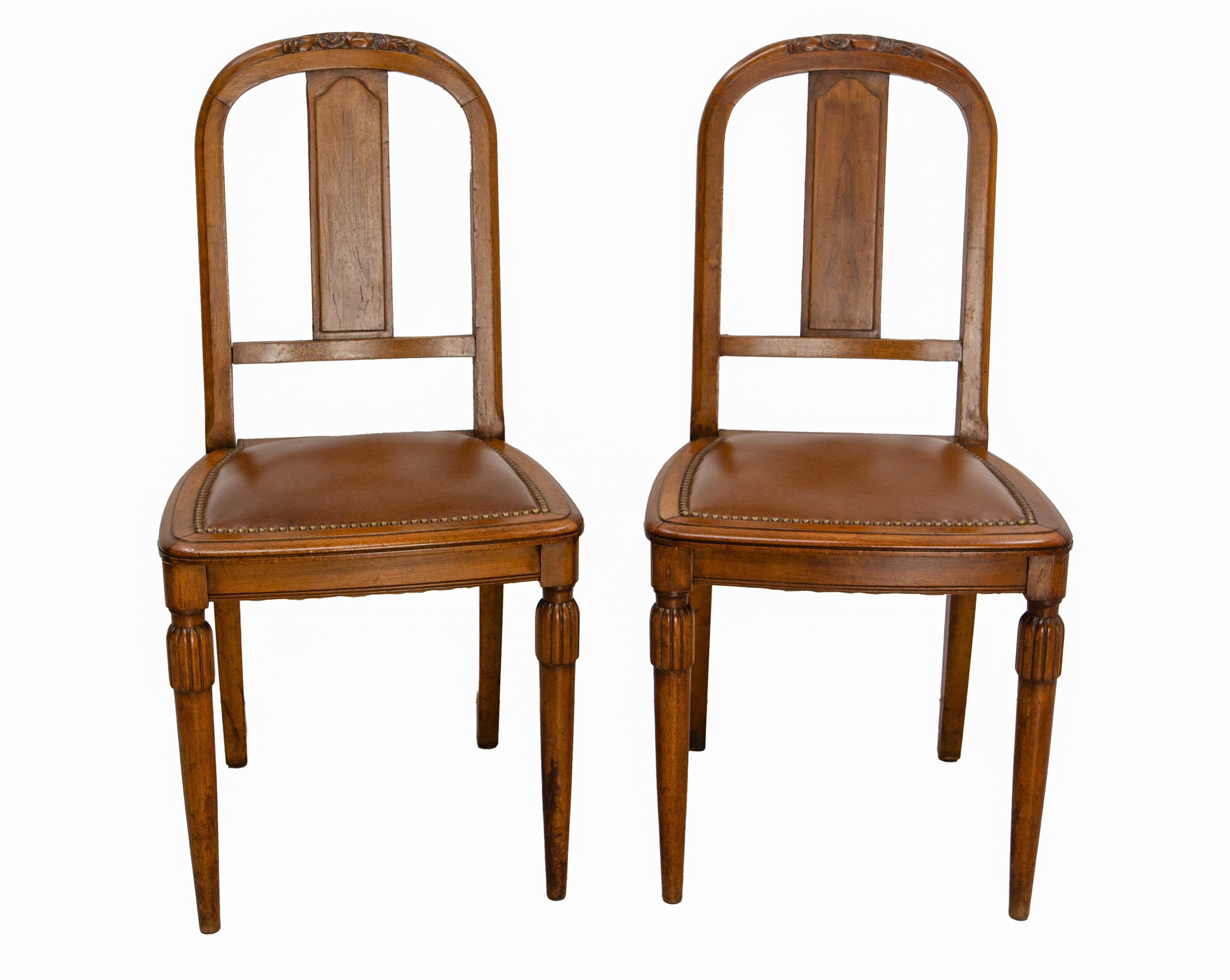 Set di due sedie da pranzo francesi Art Déco, 1930 circa.
Da usare così com'è se si vuole mantenere la patina o restaurarla
noce e skai.
Sobrio e chic con un motivo floreale sul retro.
Condizioni originali d'epoca.
I telai sono sani e