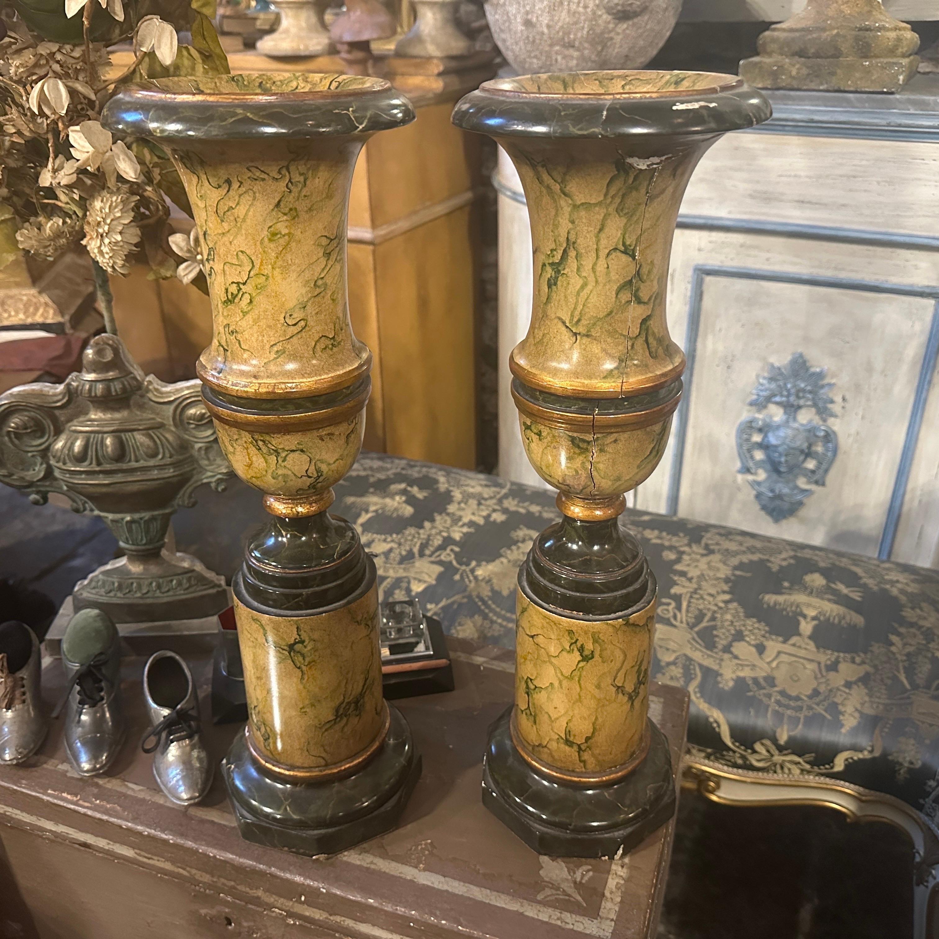 Dos jarrones italianos Art Decó de madera lacada imitación mármol en venta 3