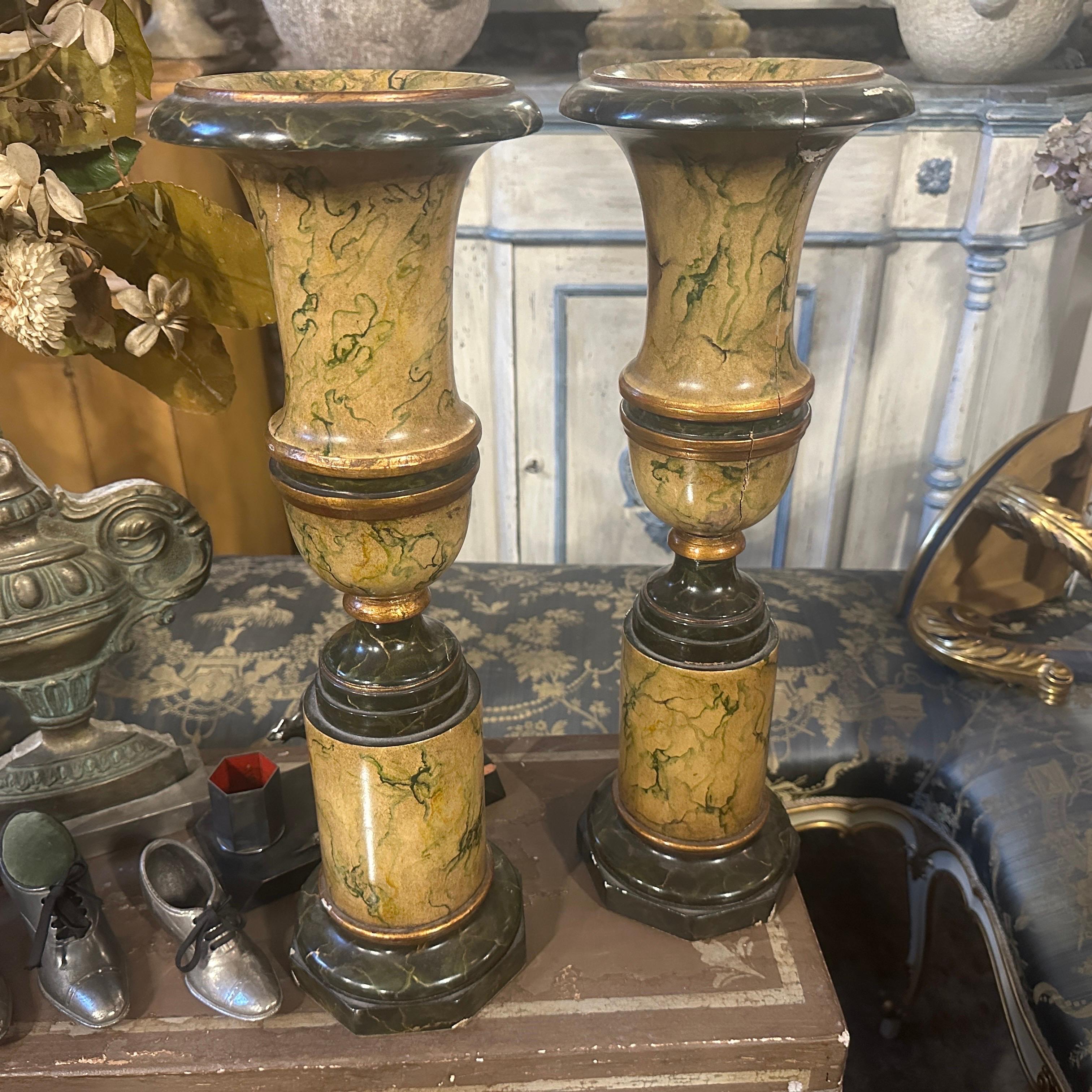 Dos jarrones italianos Art Decó de madera lacada imitación mármol en venta 4