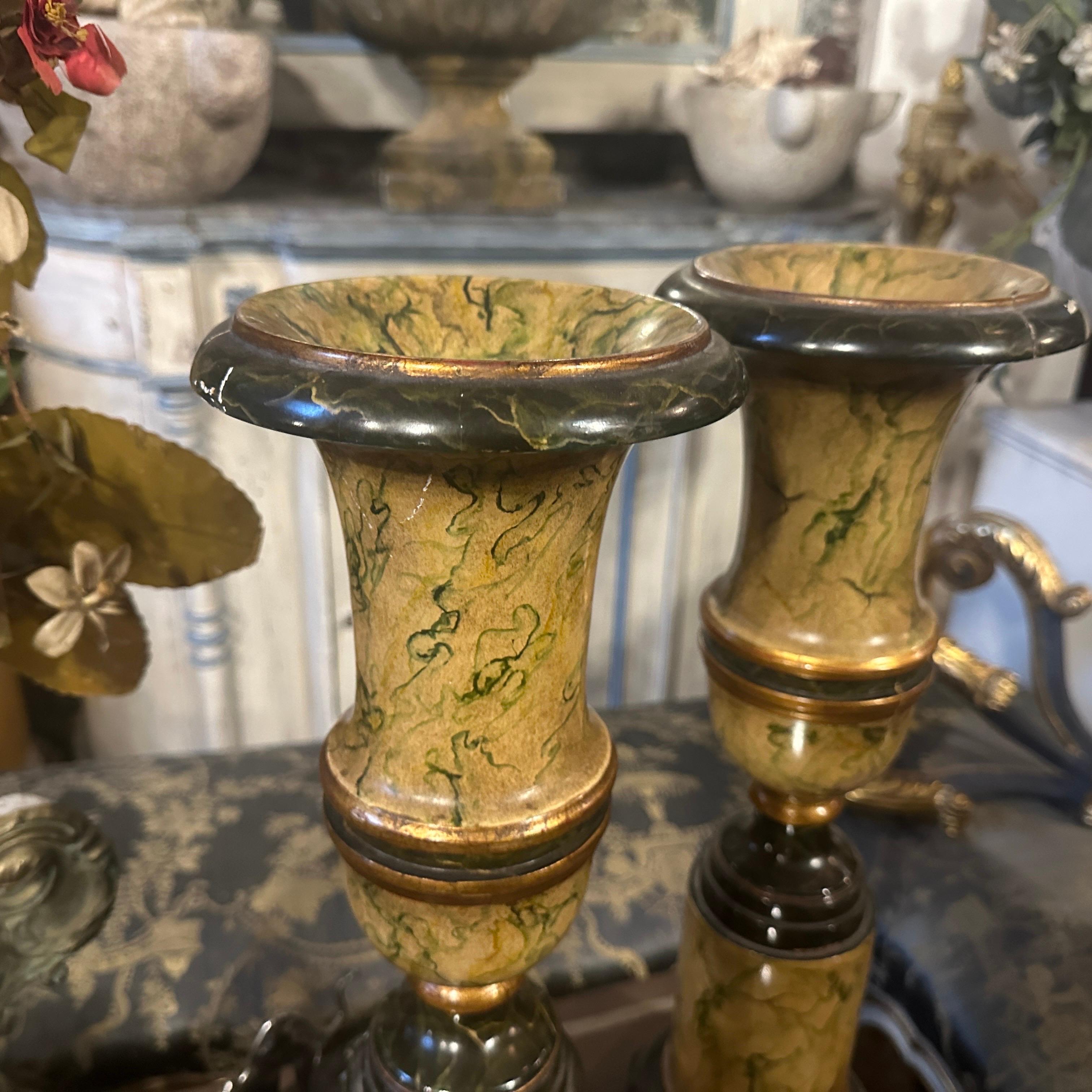 Dos jarrones italianos Art Decó de madera lacada imitación mármol en venta 5