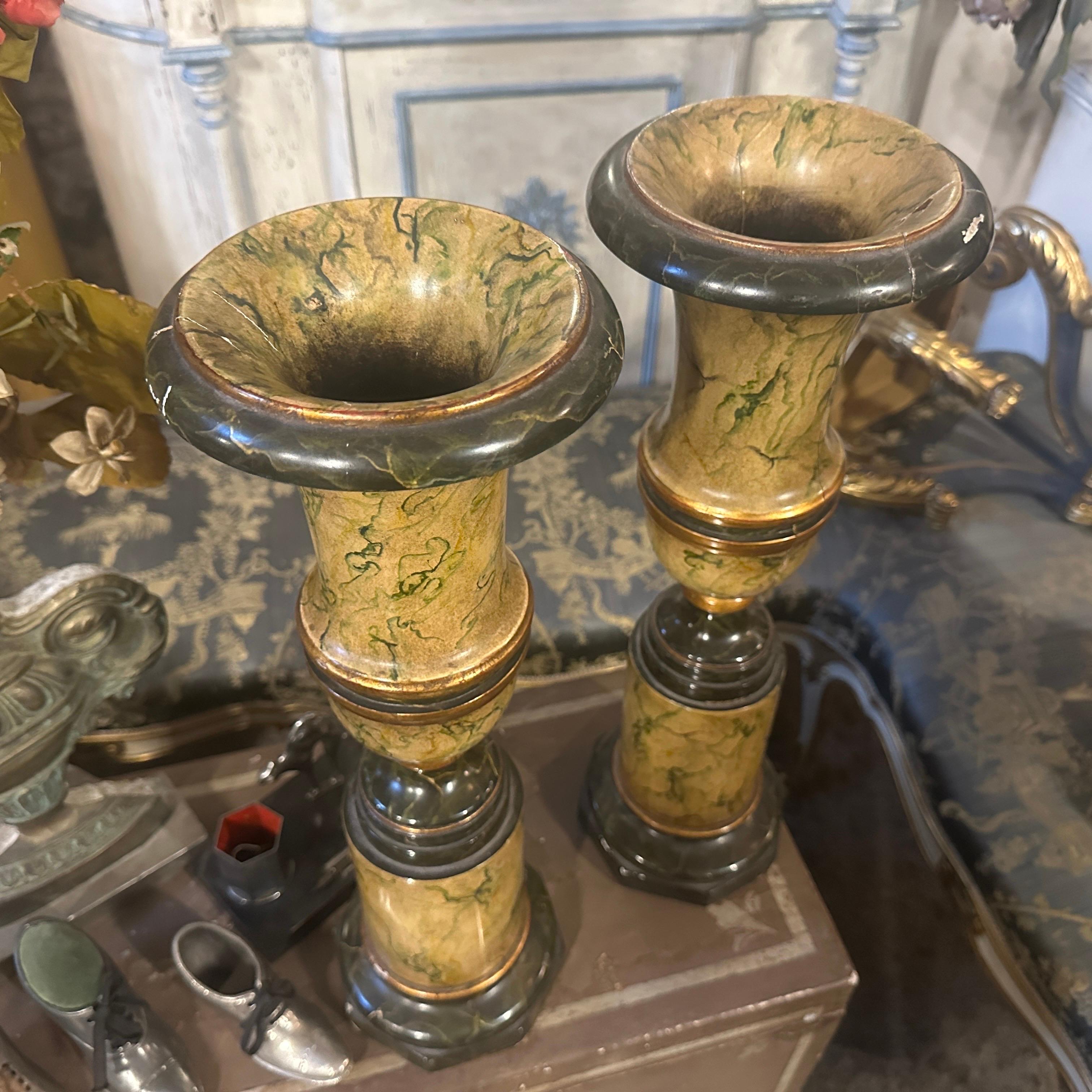 Dos jarrones italianos Art Decó de madera lacada imitación mármol en venta 6