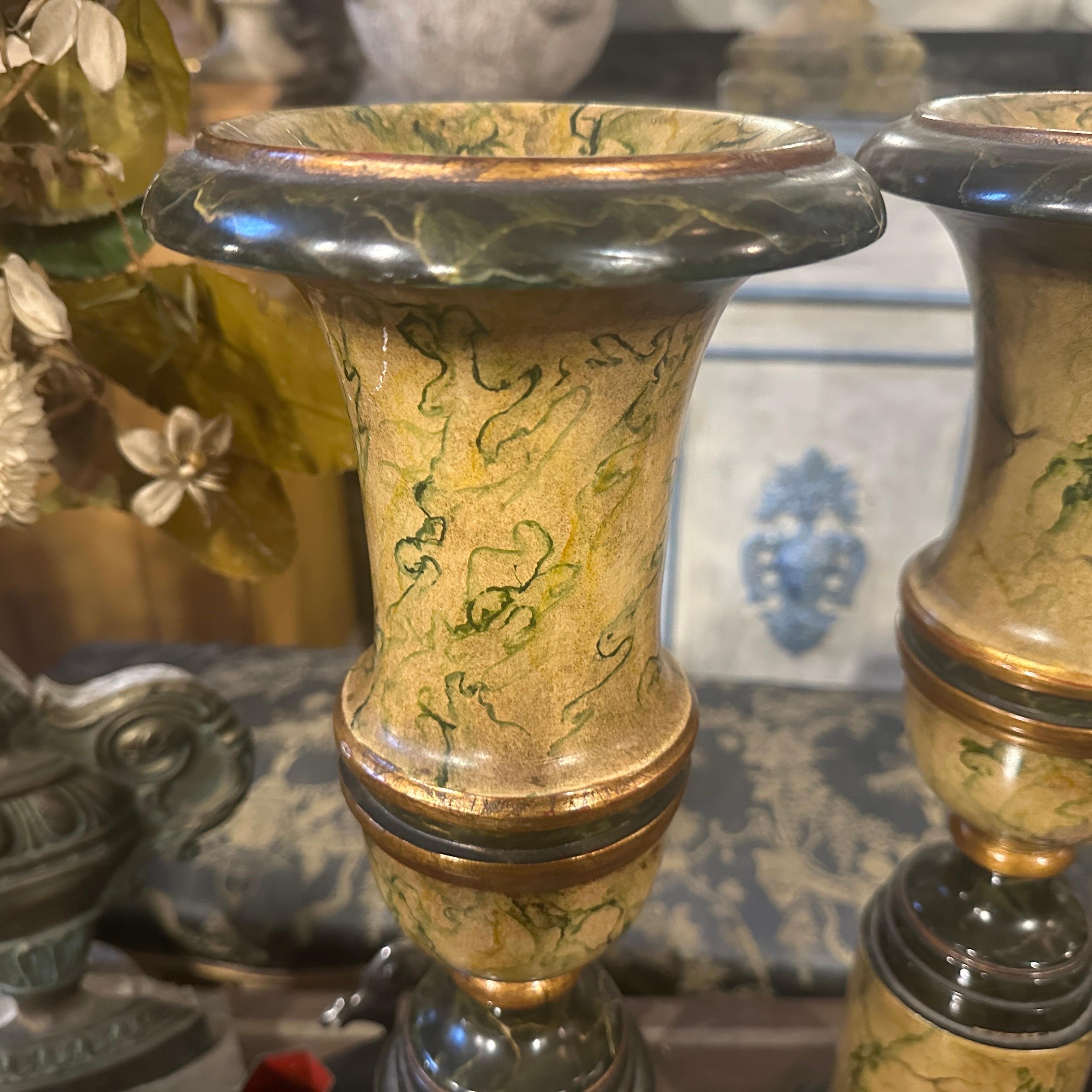 Este sofisticado par de jarrones italianos Art Decó de madera, capta a la perfección el glamour y la elegancia geométrica de principios del siglo XX. Estos recipientes, torneados por expertos a partir de madera maciza y acabados con un lacado de