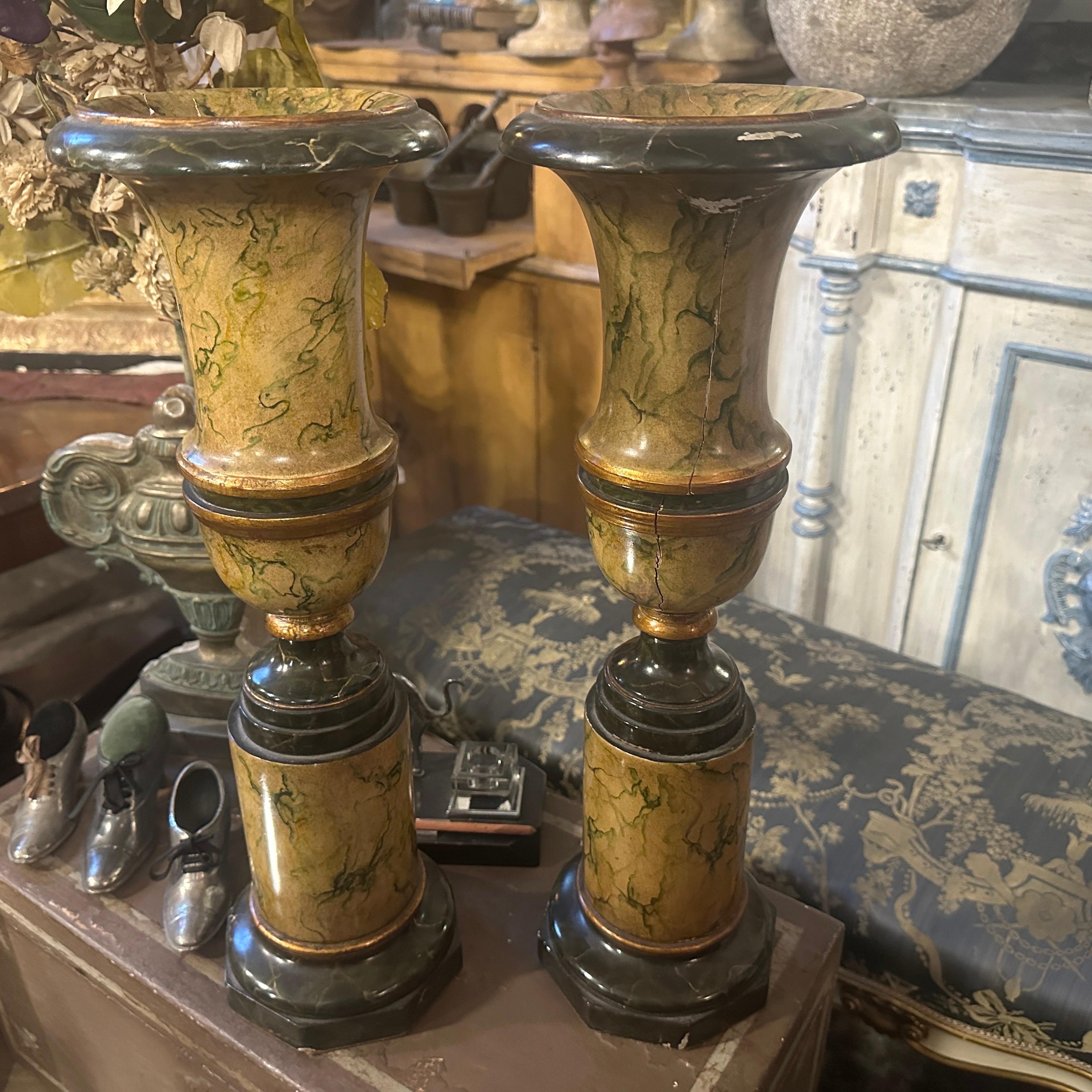 Dos jarrones italianos Art Decó de madera lacada imitación mármol Italiano en venta