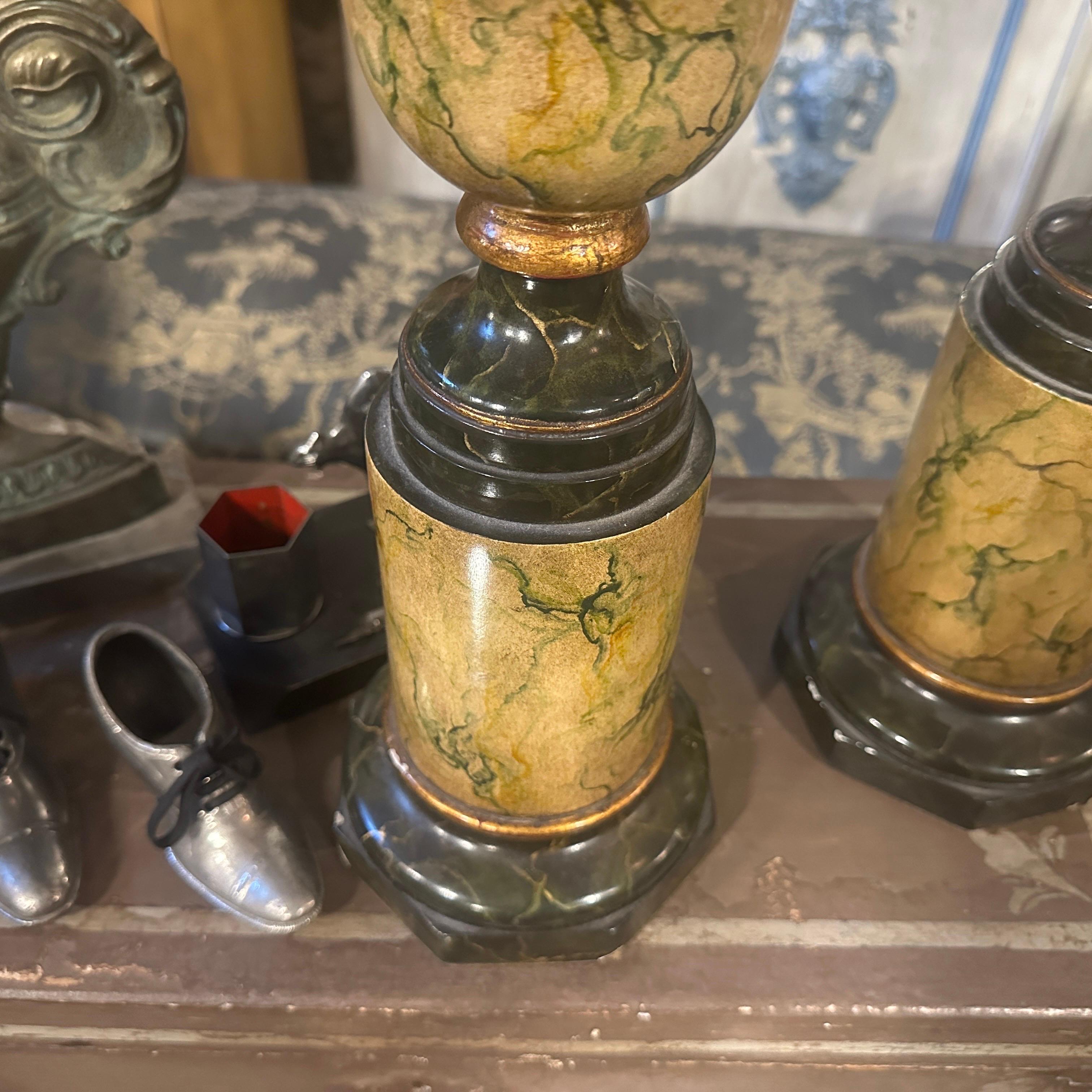 Dos jarrones italianos Art Decó de madera lacada imitación mármol Pintado a mano en venta