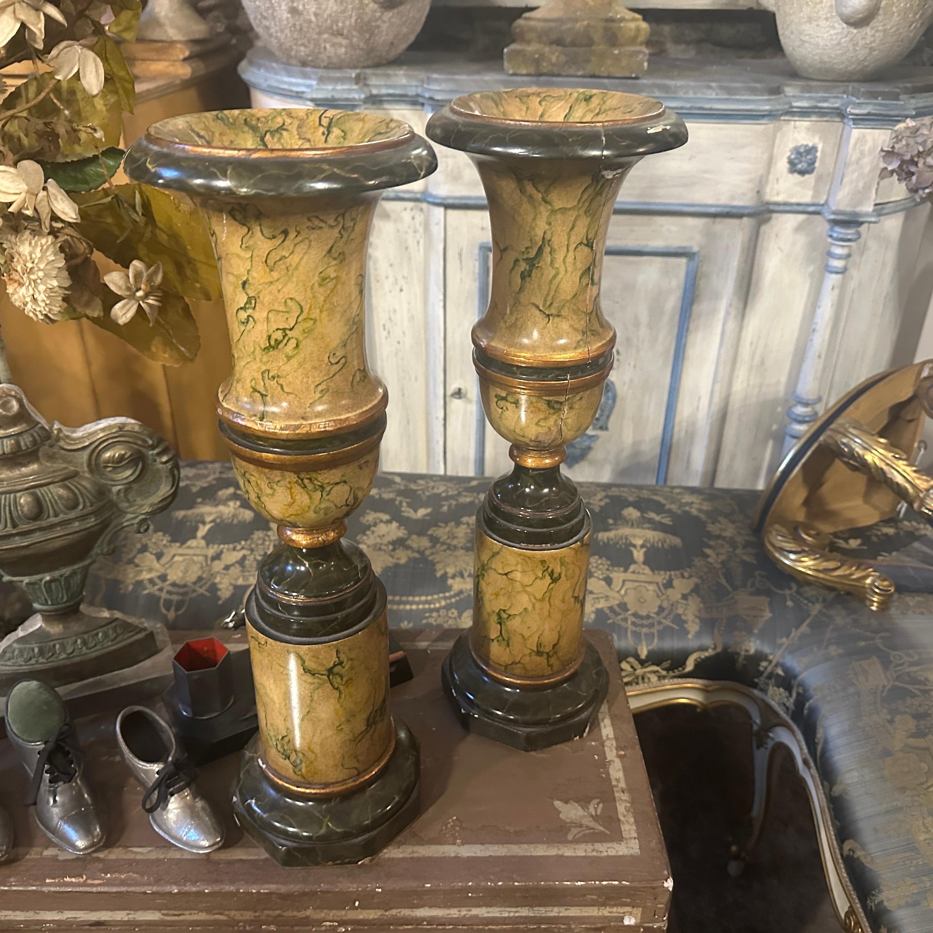 Dos jarrones italianos Art Decó de madera lacada imitación mármol en Bueno estado para la venta en Catania, Sicilia