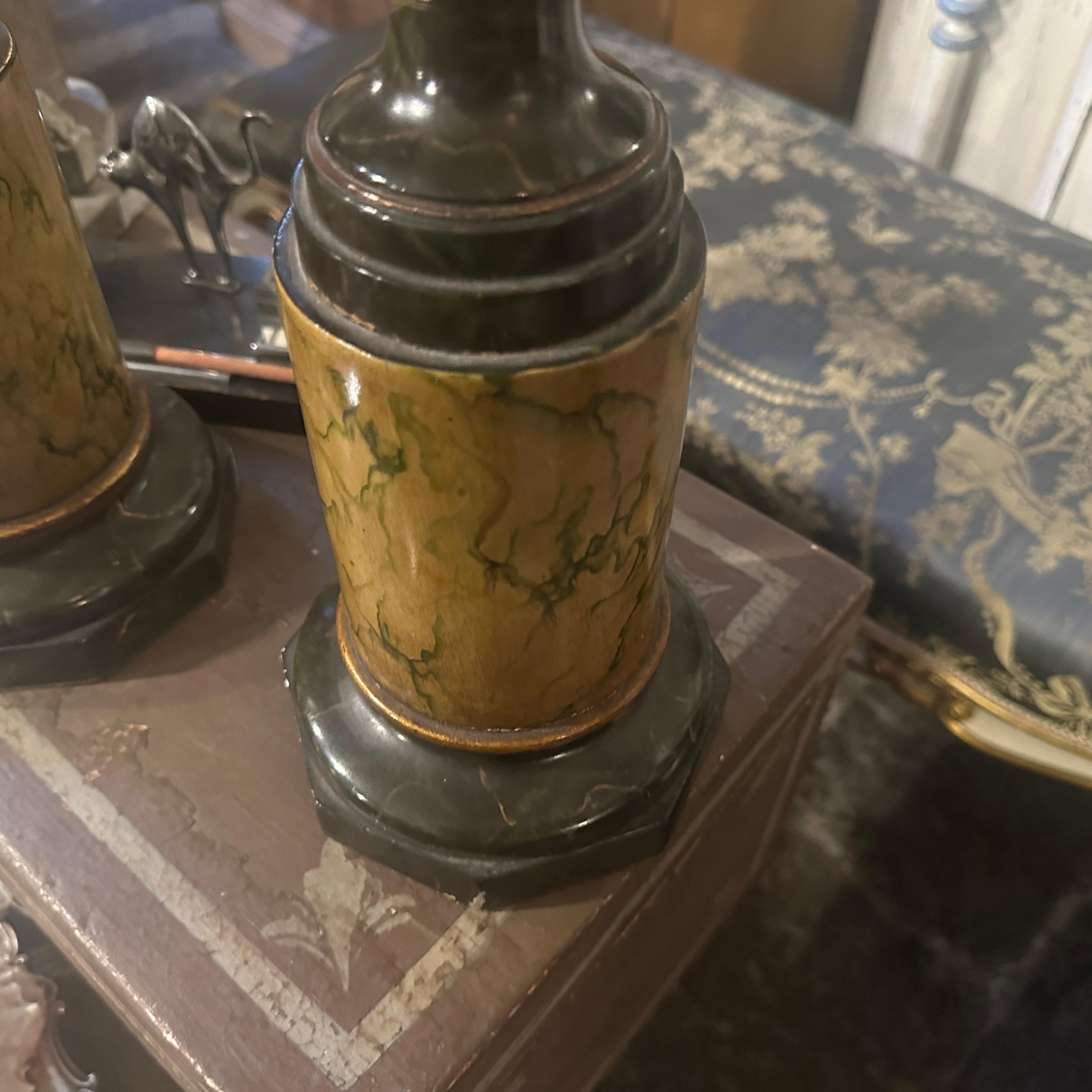 Dos jarrones italianos Art Decó de madera lacada imitación mármol siglo XX en venta