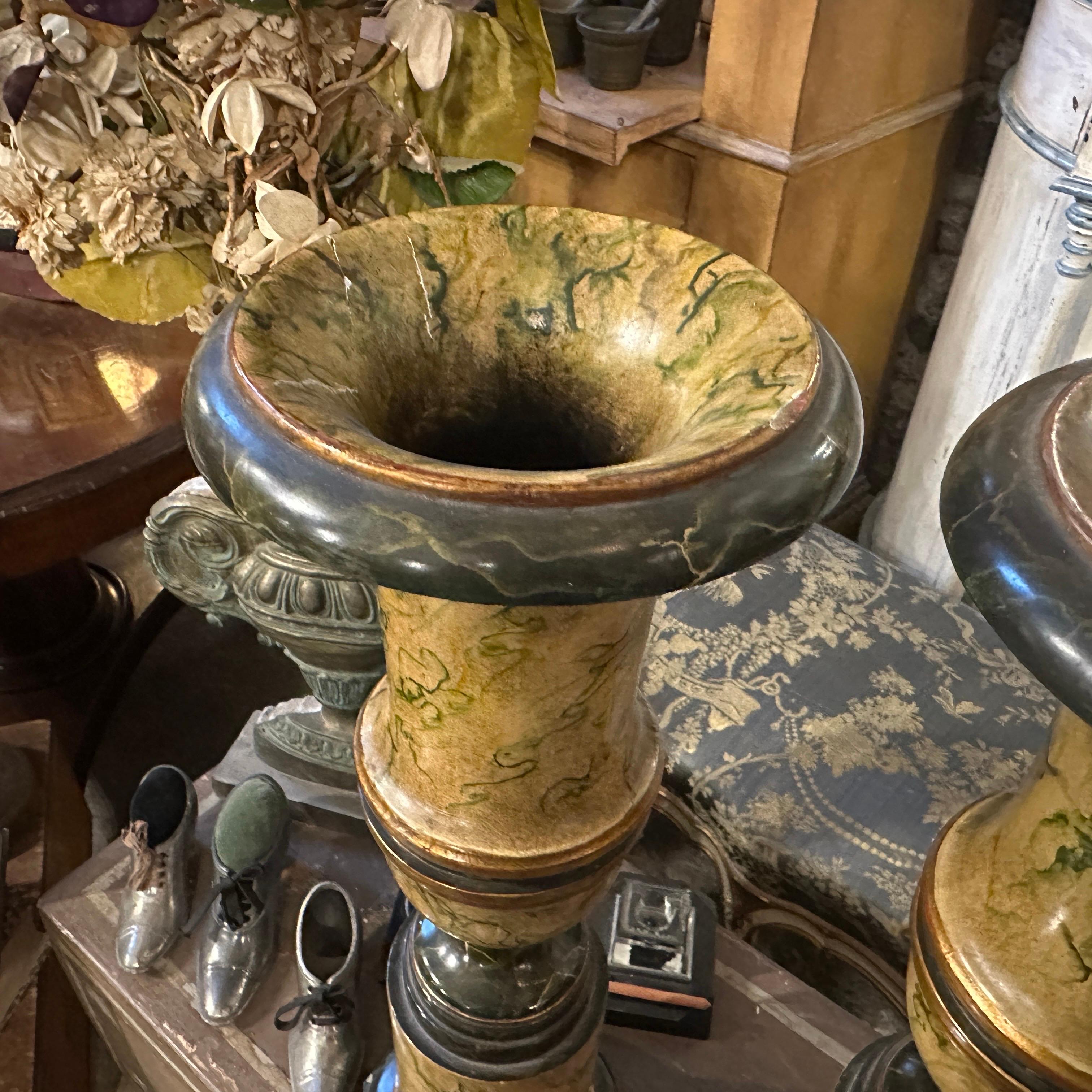 Dos jarrones italianos Art Decó de madera lacada imitación mármol Madera frutal en venta