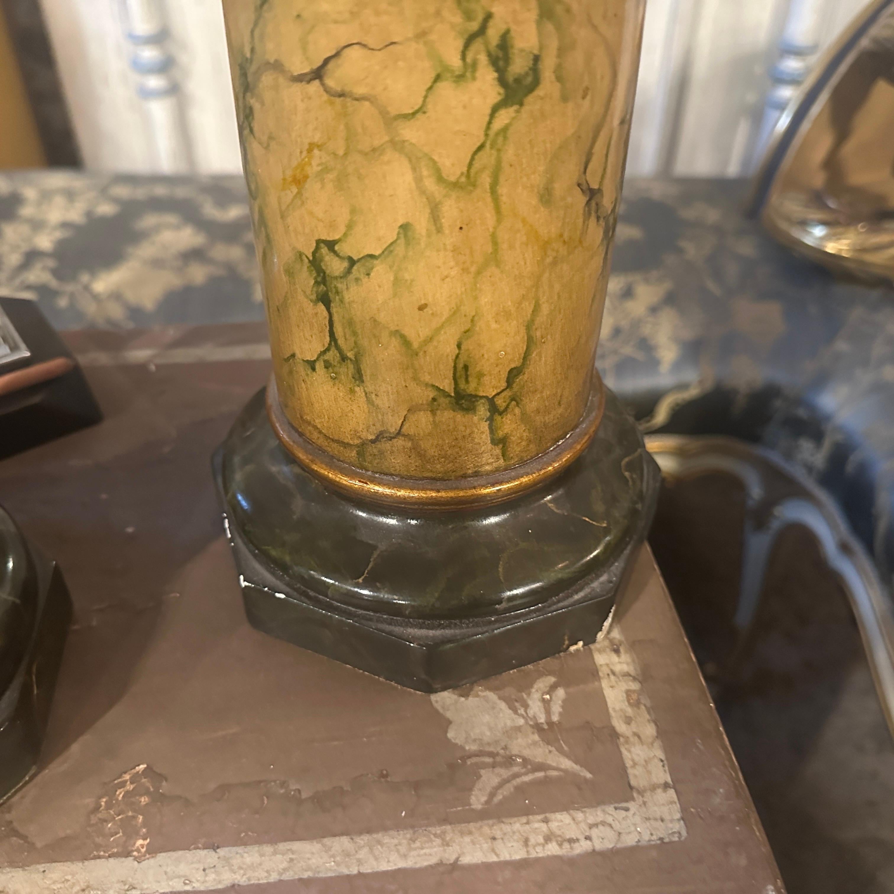 Dos jarrones italianos Art Decó de madera lacada imitación mármol en venta 1