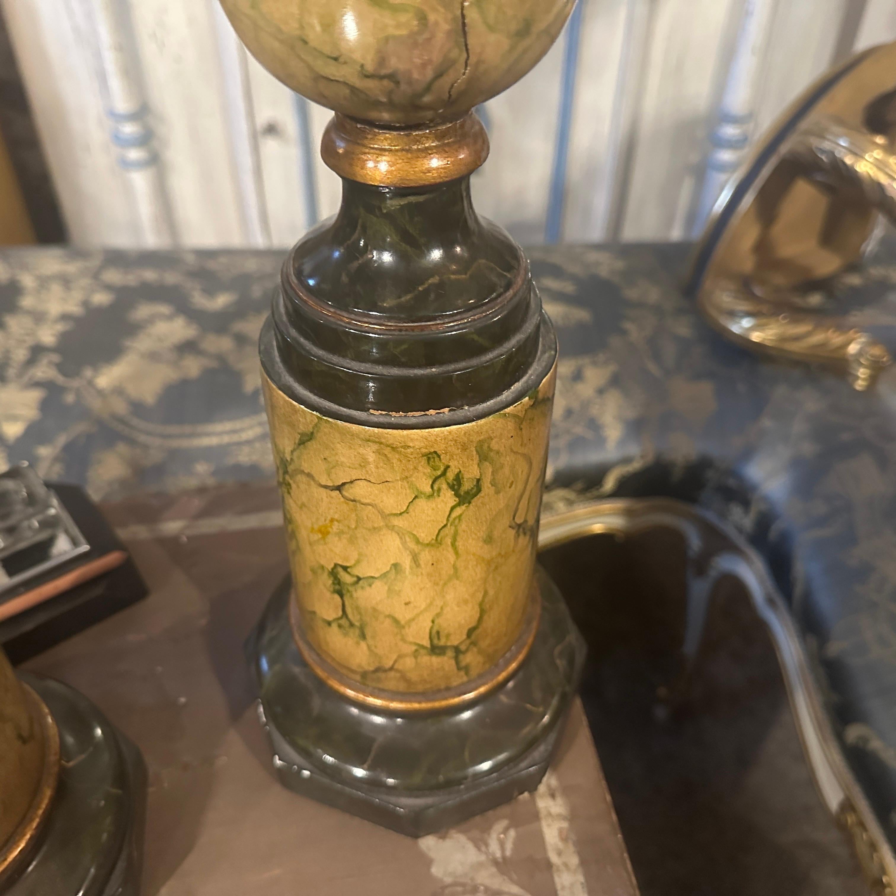 Dos jarrones italianos Art Decó de madera lacada imitación mármol en venta 2