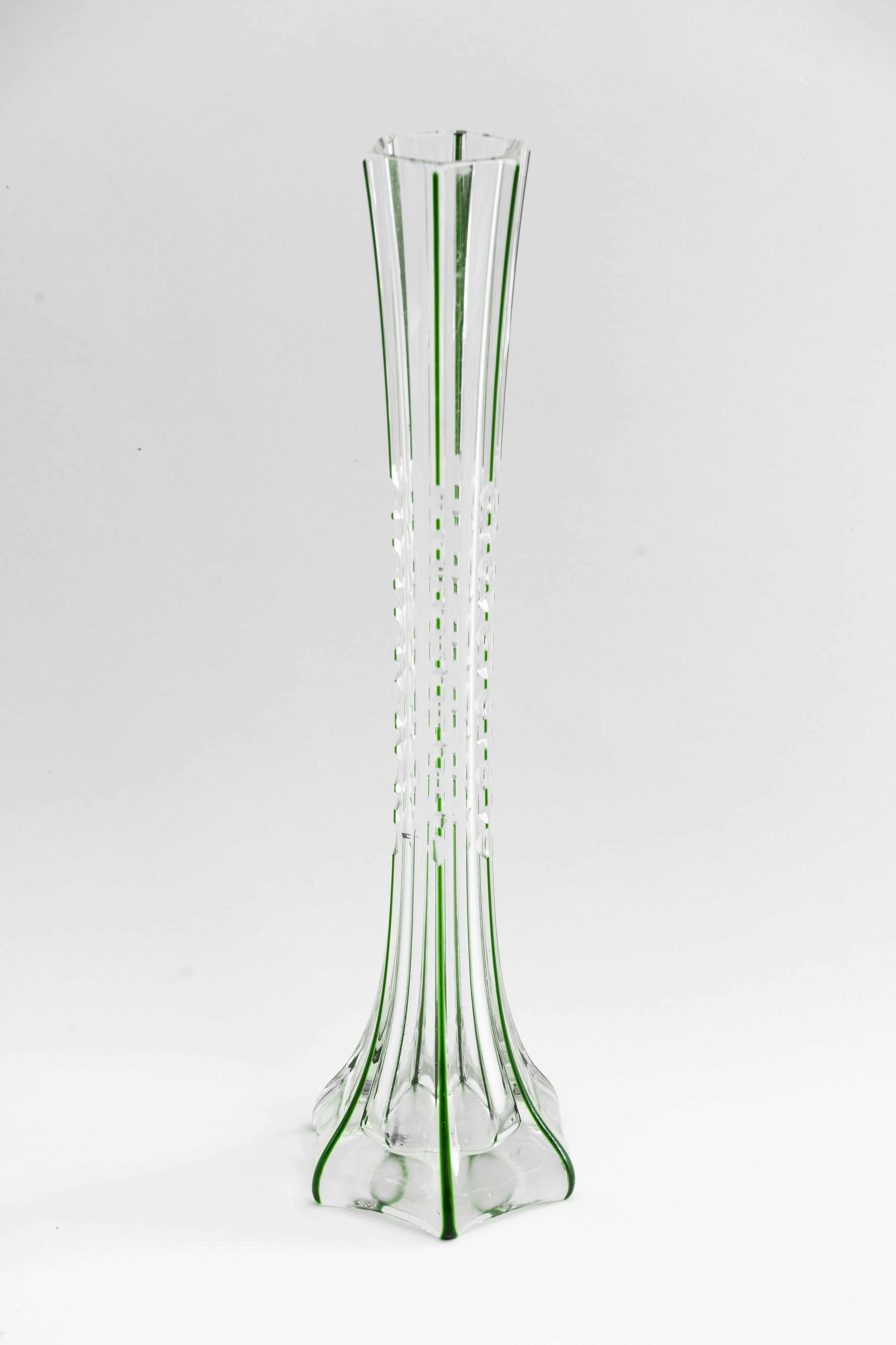 Zwei Art-Déco-Glasvasen, Wien, ca. 1920er Jahre (Geschliffenes Glas) im Angebot