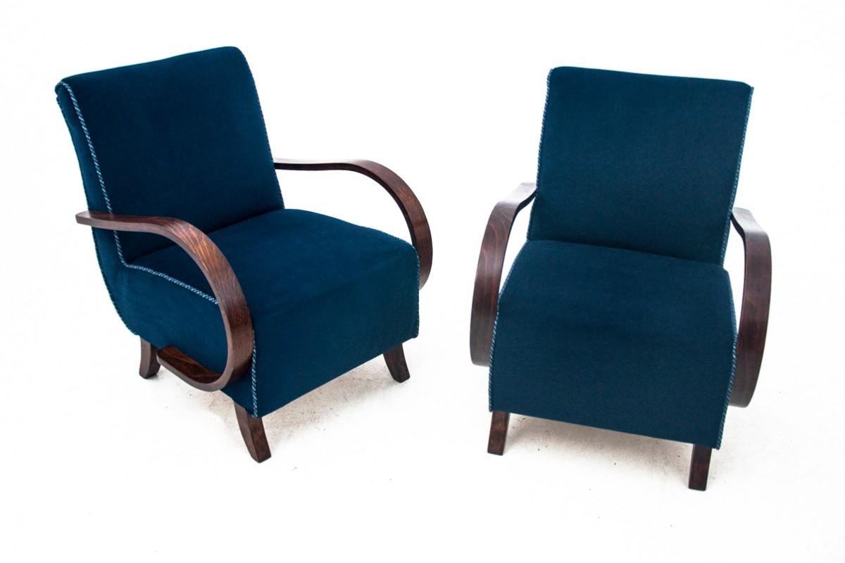 A pair of Art Deco armchairs by Jindirich Halabal, model H-227. Spacious, comfortable and elegant. Made in Czechoslovakia in the 1930s.

Very good condition, after professional renovation and replacement of the upholstery with a new velvet navy