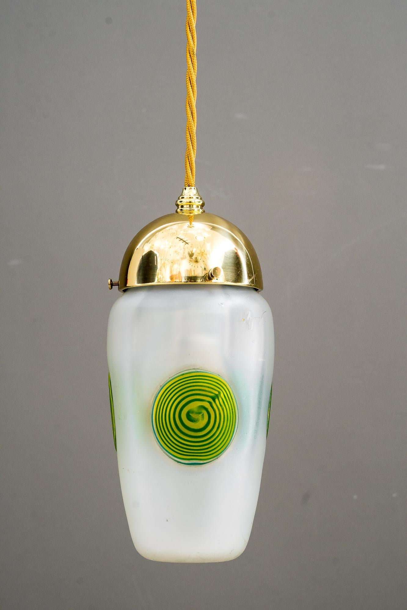 Due lampade a sospensione Art Deco con bicchieri originali vienna intorno agli anni '20
Parti in ottone lucidate e verniciate a fuoco
Occhiali originali
Il filo è nuovo
3 sfere di vetro su ciascun filo
Il prezzo è per entrambi.