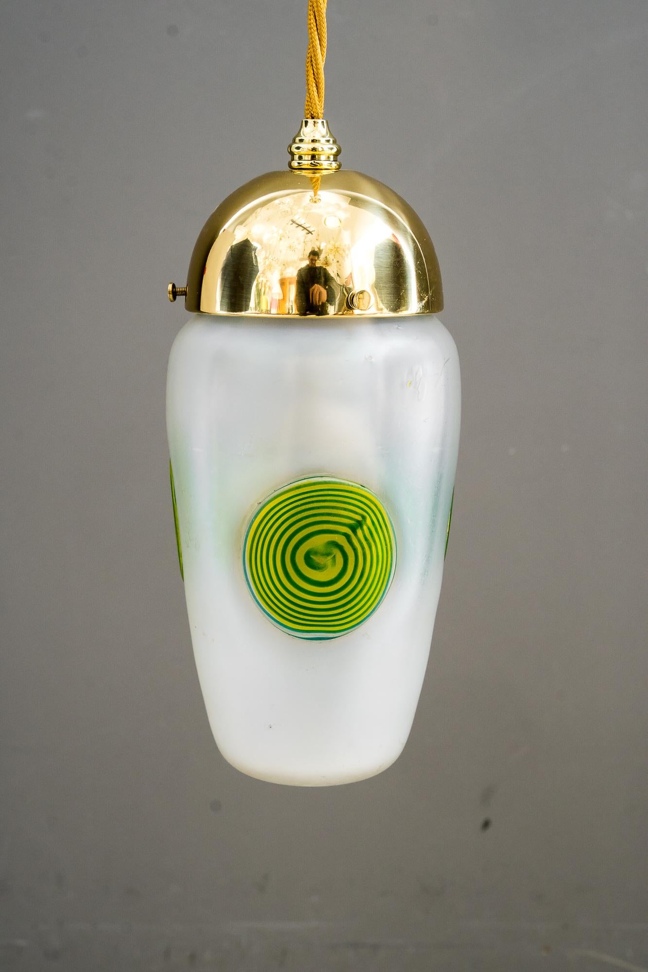 Inizio XX secolo Due lampade a sospensione Art Déco con bicchieri originali, Vienna, 1920 circa in vendita
