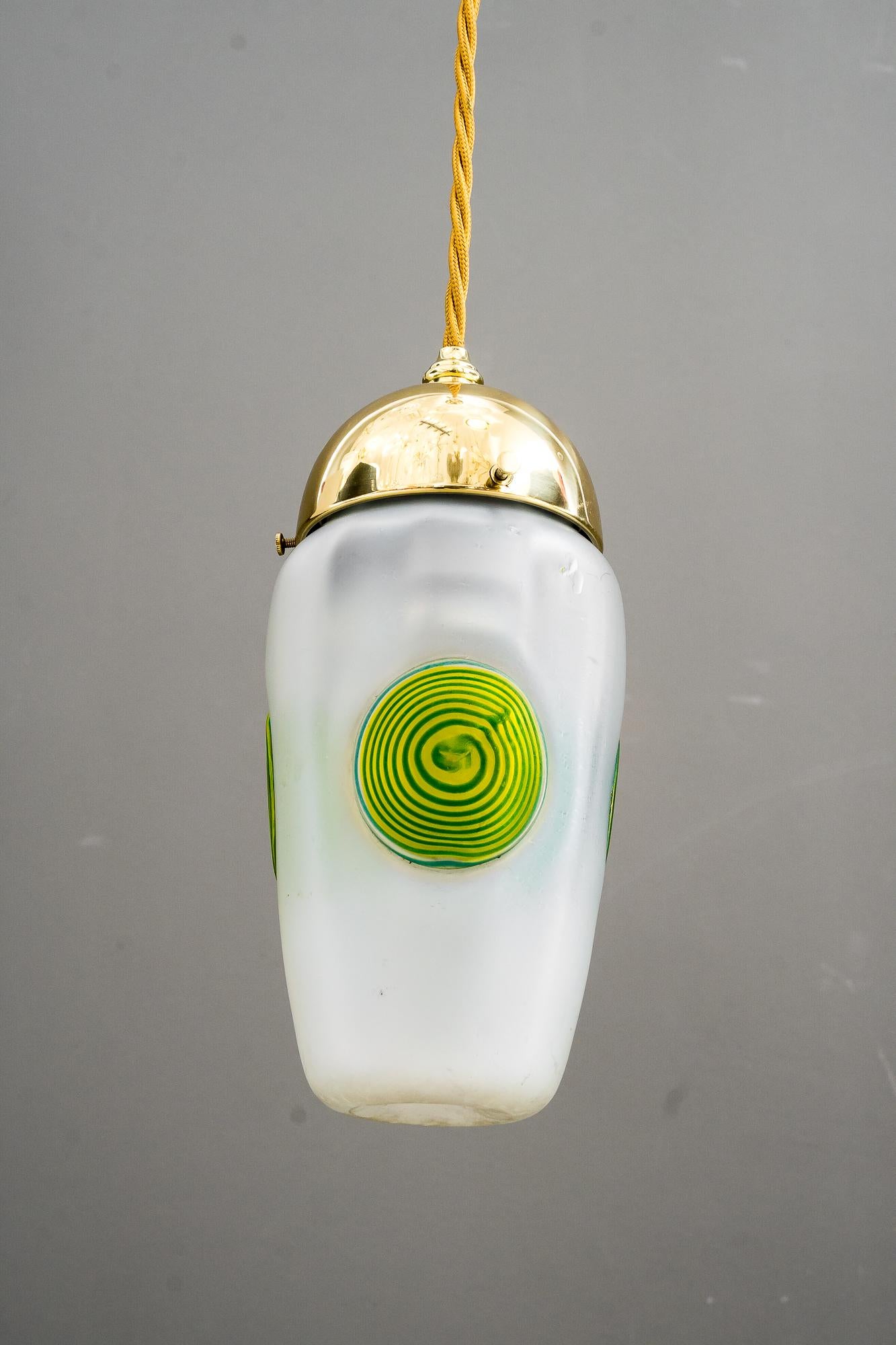 Ottone Due lampade a sospensione Art Déco con bicchieri originali, Vienna, 1920 circa in vendita