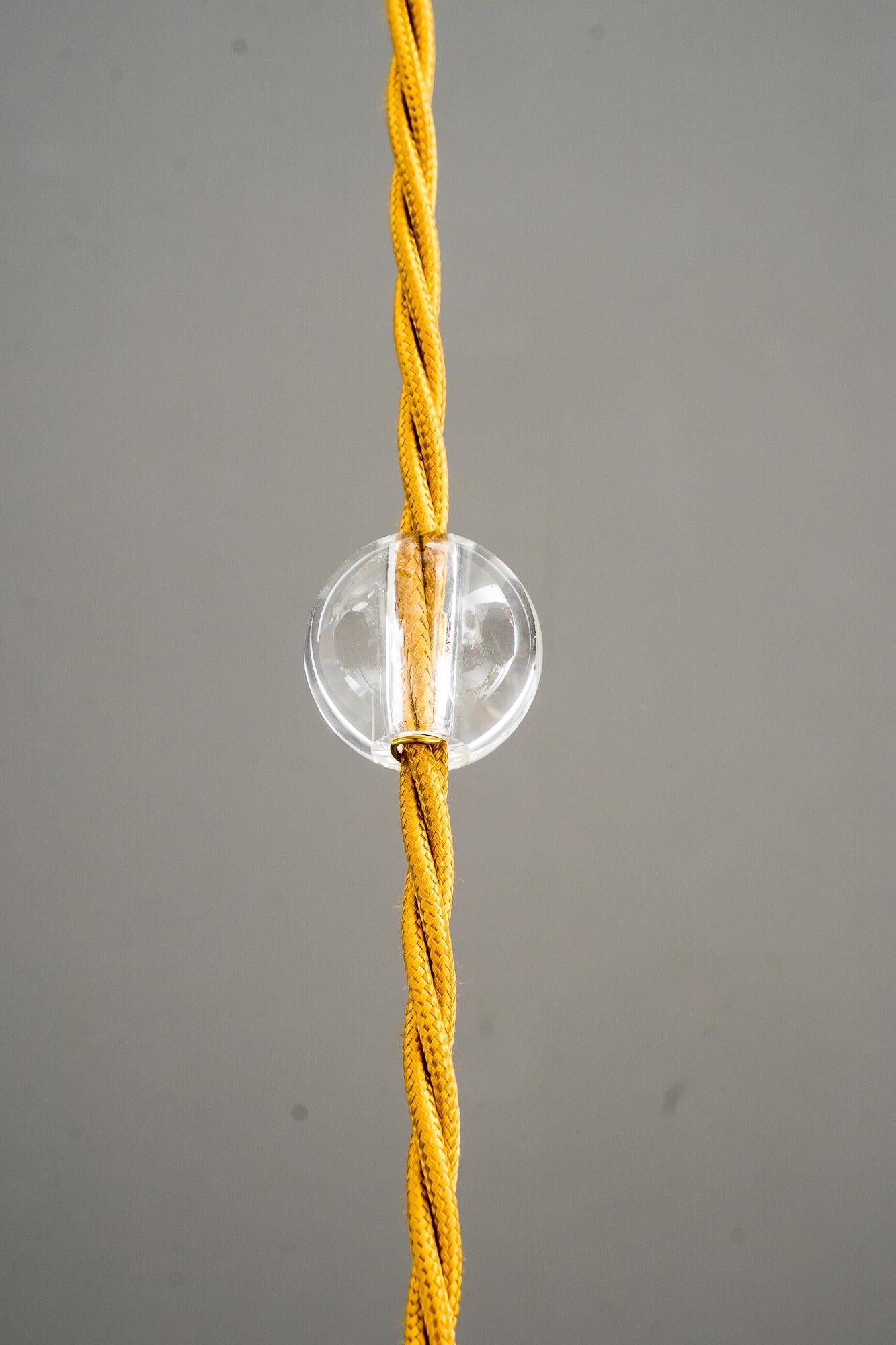 Due lampade a sospensione Art Déco con bicchieri originali, Vienna, 1920 circa in vendita 1
