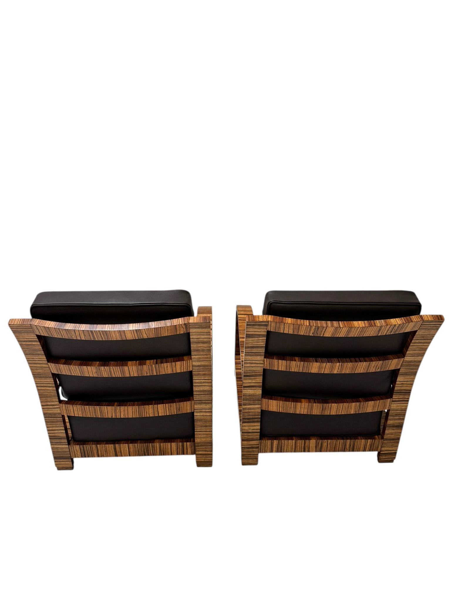 Magnifique et rare paire de chaises longues Art Déco.
Un design français saisissant des années 1930.
Cadres originaux en placage de zebrano aux courbes gracieuses qui mettent en valeur les tons chauds.
et la beauté naturelle du bois.
Les sièges sont