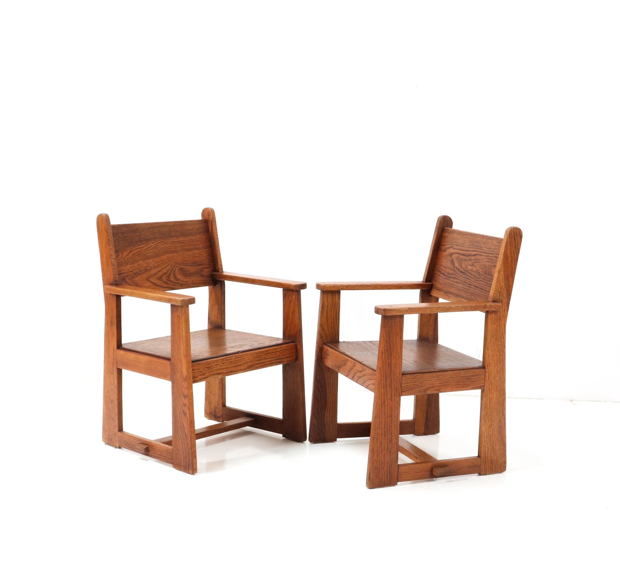 Magnifique et ultra rare ensemble de deux fauteuils d'enfants modernistes Art Déco.
Création de Jan Wils pour Meubelfabriek Eik en Linden Alkmaar.
Un design néerlandais saisissant datant d'environ 1918.
Cadres en chêne massif avec sièges