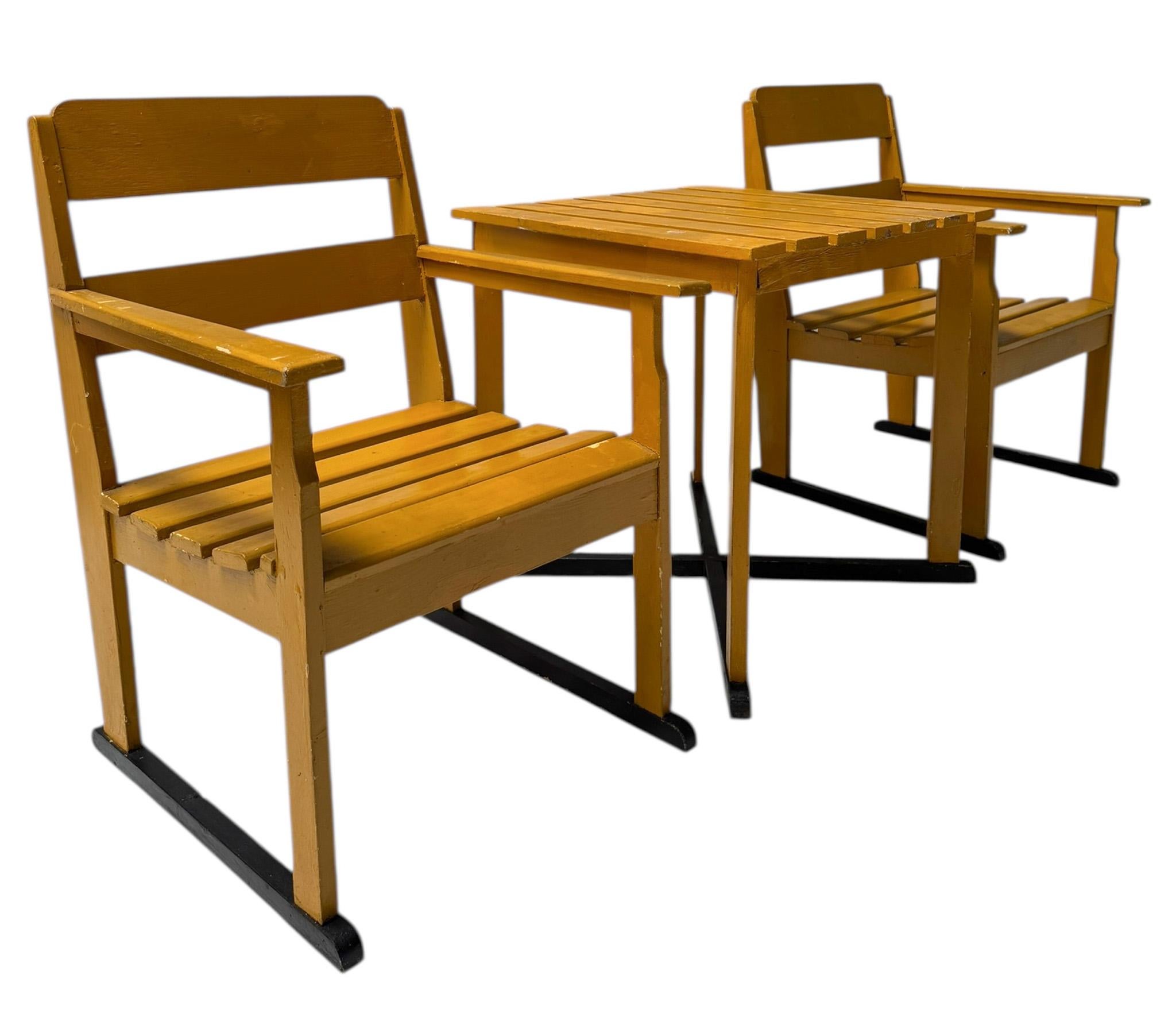 Superbe et élégant ensemble de deux fauteuils et d'une table de style Art déco moderniste.
Un design néerlandais saisissant des années 1930.
Montures en hêtre laqué d'origine sur pieds laqués noirs d'origine.
Dimensions de la table : H : 63 cm ou