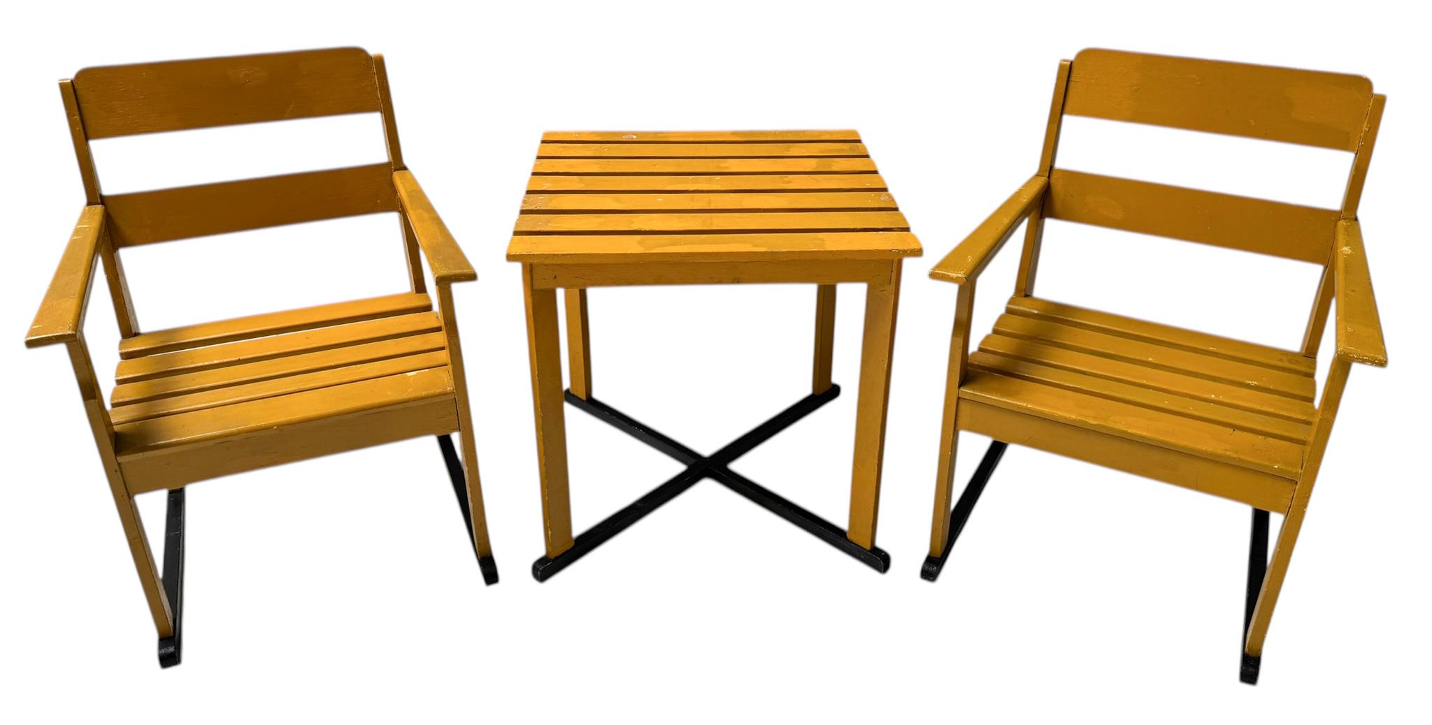 Néerlandais Deux fauteuils et une table en hêtre laqué Art déco moderniste, années 1930 en vente