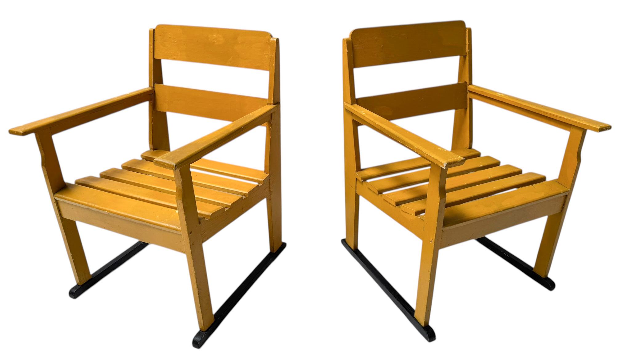 Laqué Deux fauteuils et une table en hêtre laqué Art déco moderniste, années 1930 en vente