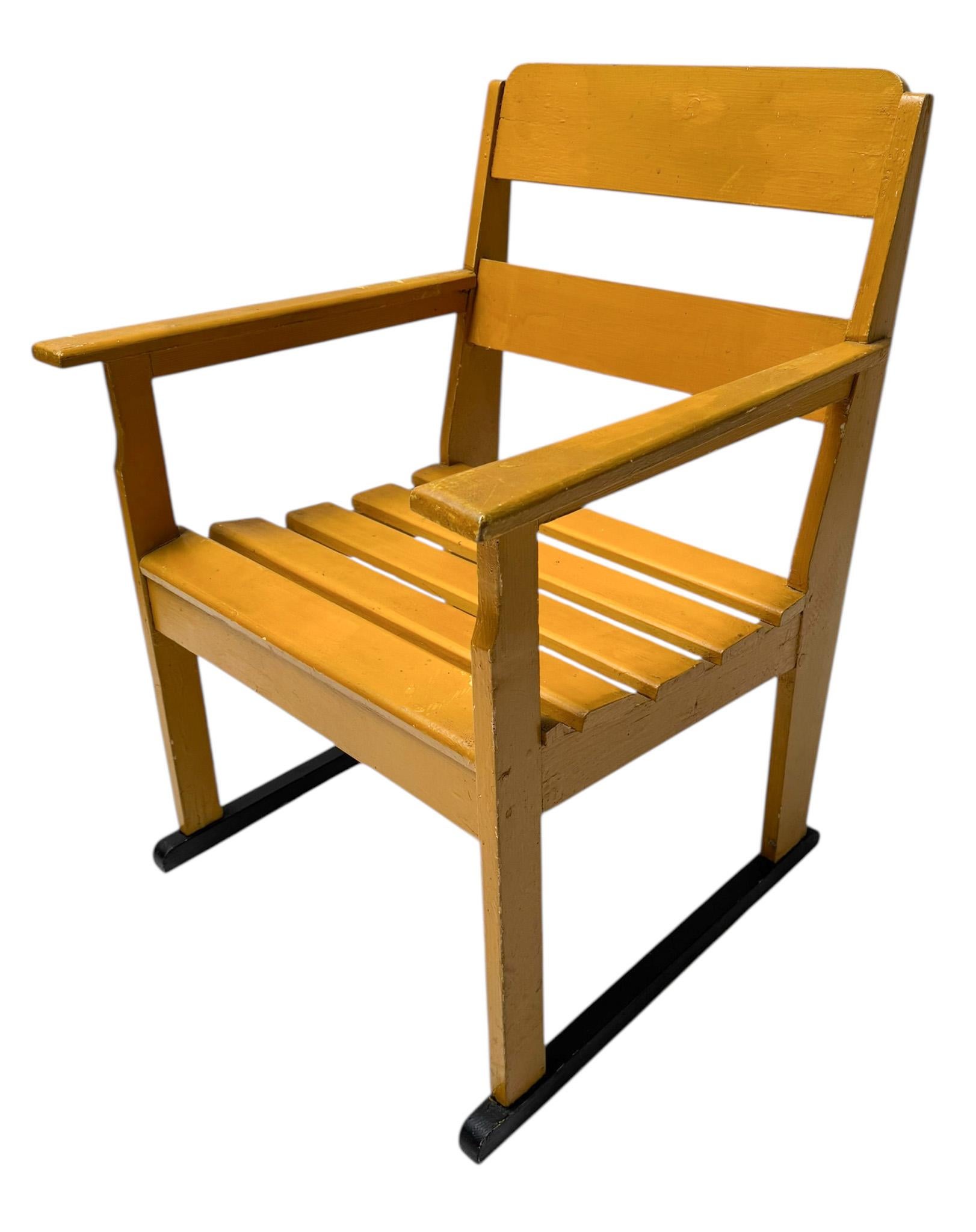 Deux fauteuils et une table en hêtre laqué Art déco moderniste, années 1930 Bon état - En vente à Amsterdam, NL