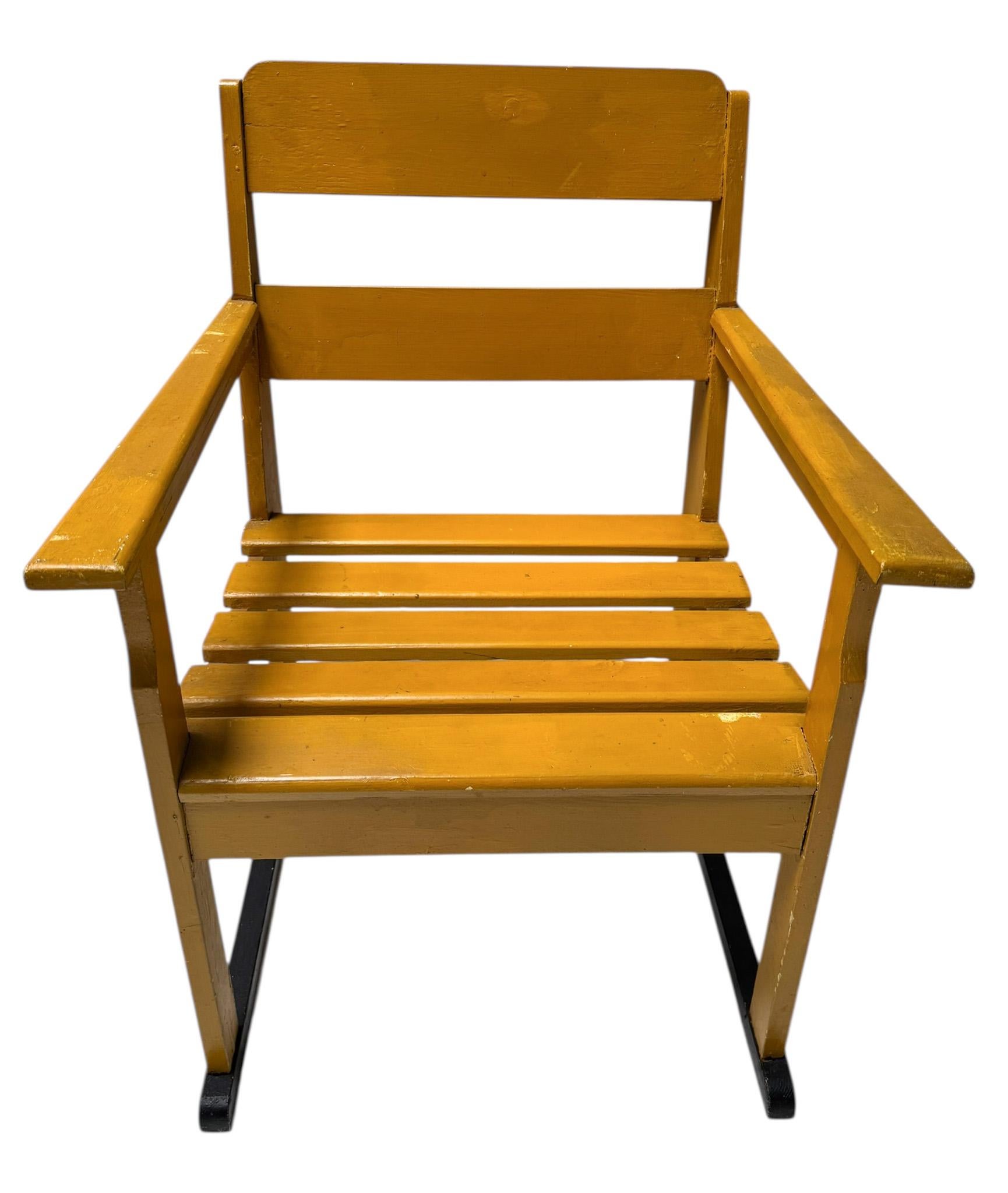 Milieu du XXe siècle Deux fauteuils et une table en hêtre laqué Art déco moderniste, années 1930 en vente