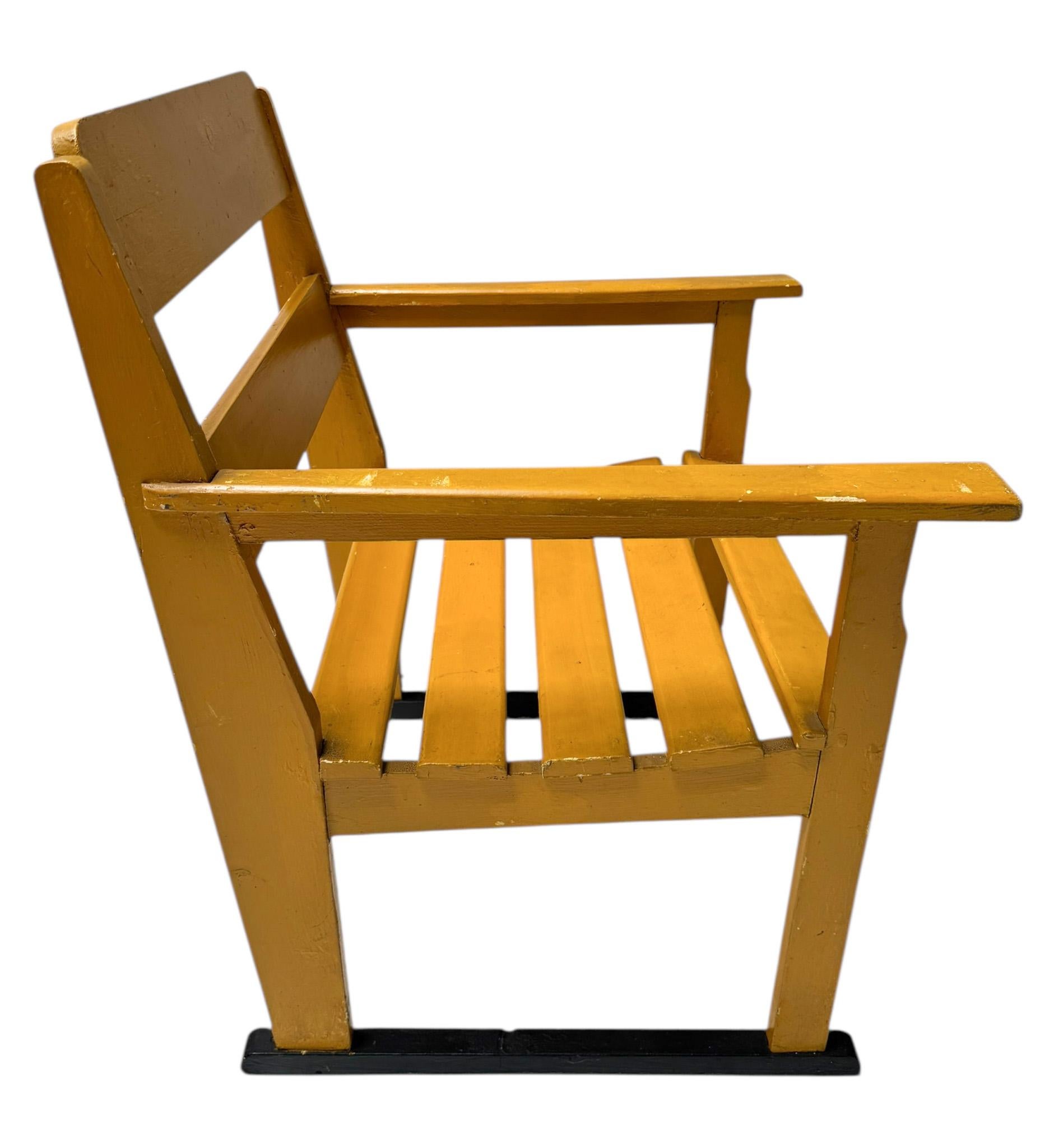 Hêtre Deux fauteuils et une table en hêtre laqué Art déco moderniste, années 1930 en vente