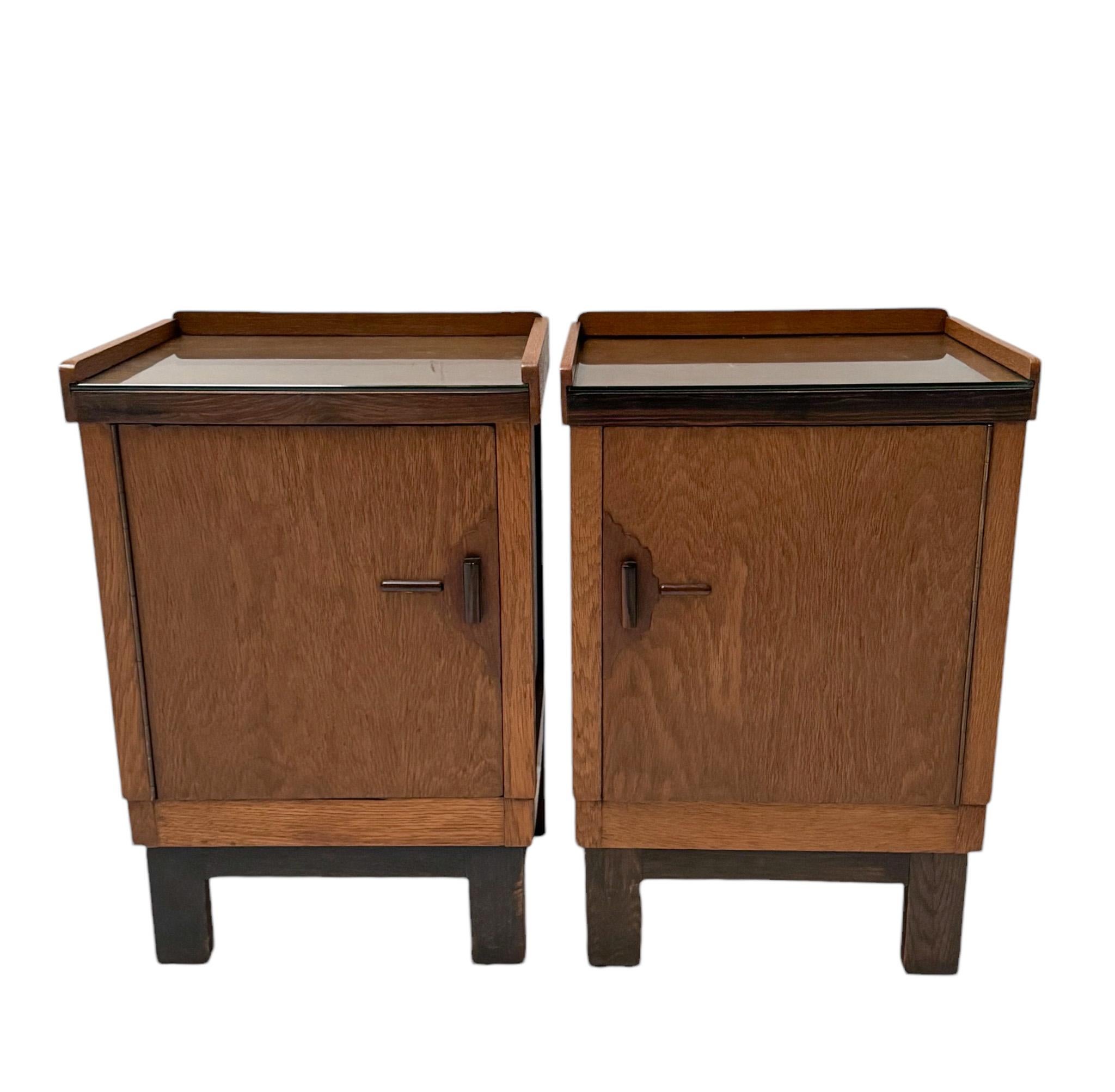 Atemberaubendes und elegantes Paar Art Deco Modernist Nachttische oder Nachttischchen.
Auffälliges niederländisches Design aus den 1920er Jahren.
Sockel aus massiver Eiche und Eichenfurnier mit originalen Zierelementen aus Makassar-Ebenholz.
Beide