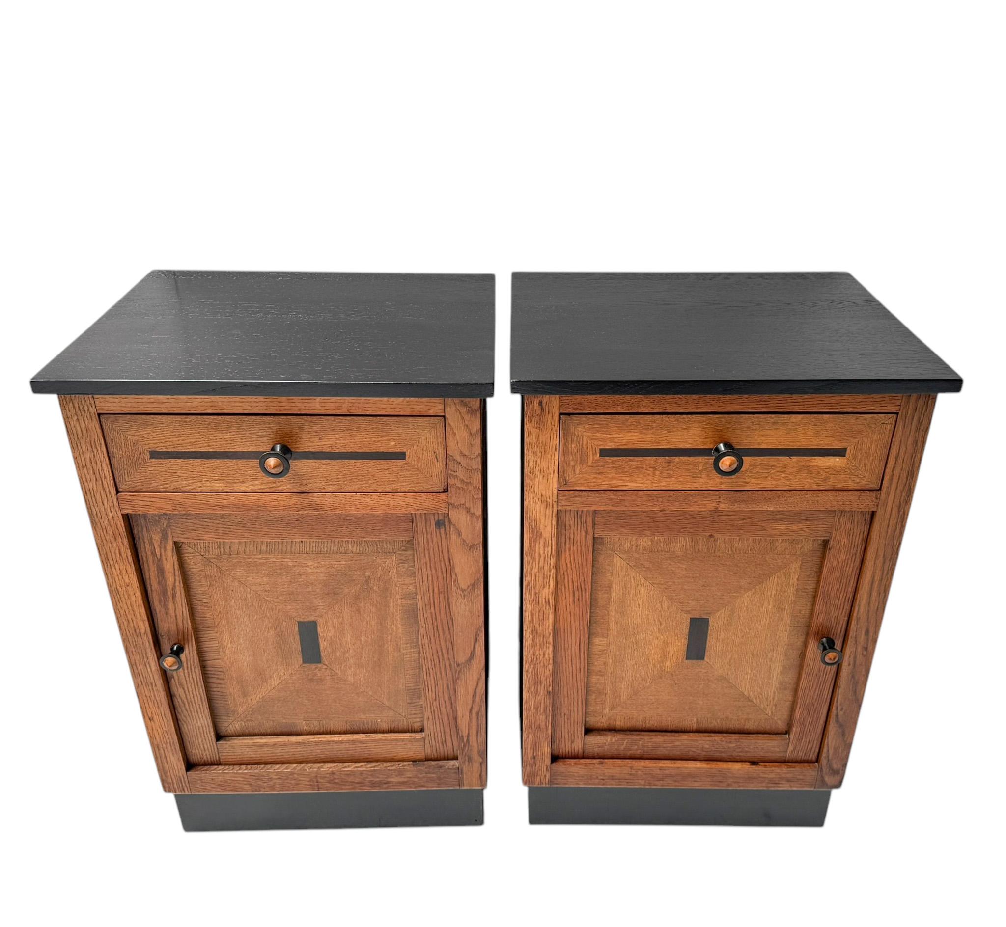 Atemberaubende und elegante Paar Art Deco Modernist Nachttische oder Nachttische.Striking holländischen Design aus den 1920er Jahren.Massive Eiche Basen mit Original-Knöpfe auf Türen und Schubladen.Original schwarz lackierten Holzplatten.Diese