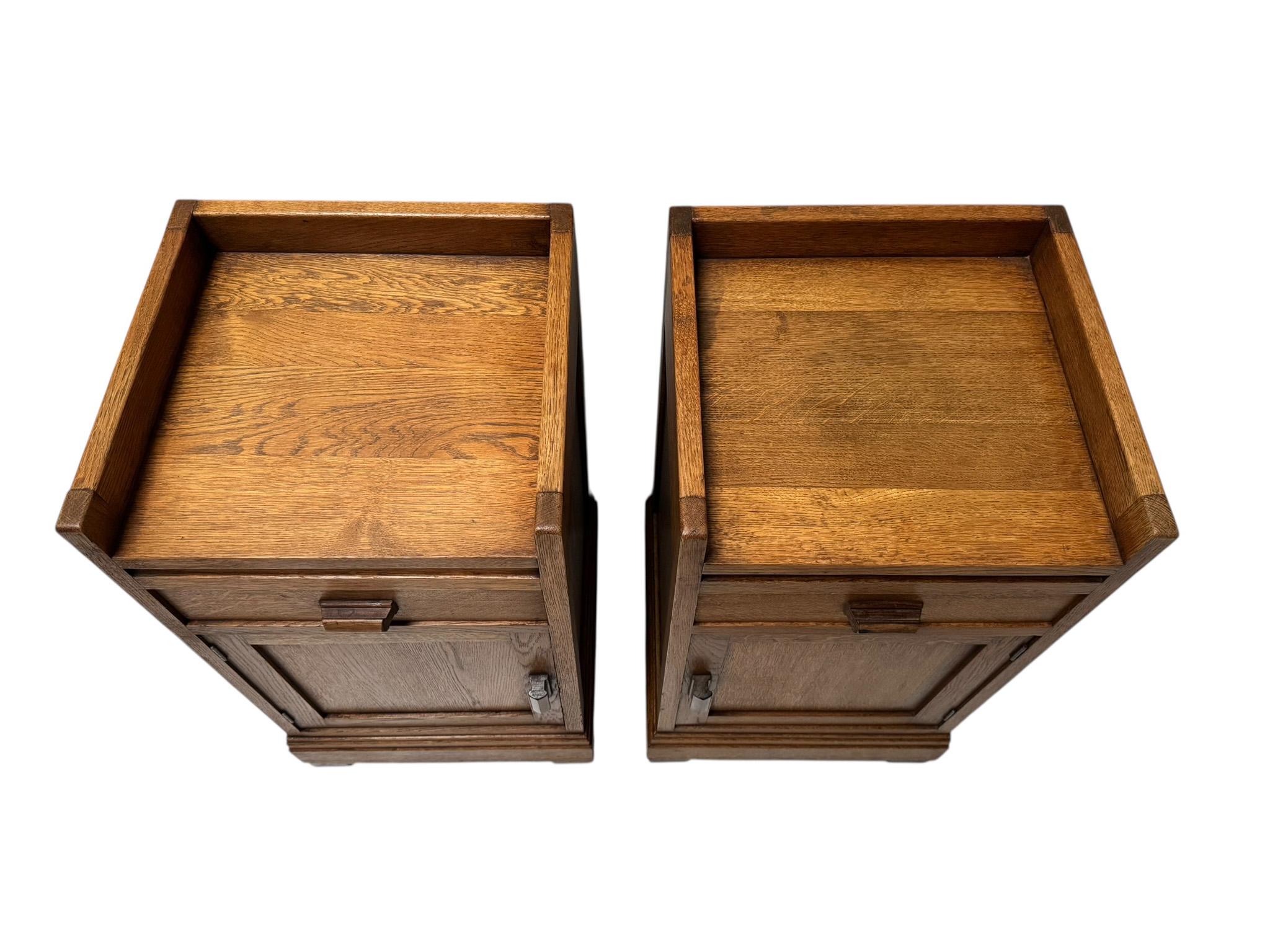 Art déco Deux tables de nuit ou tables de chevet Art Déco Moderniste, années 1920