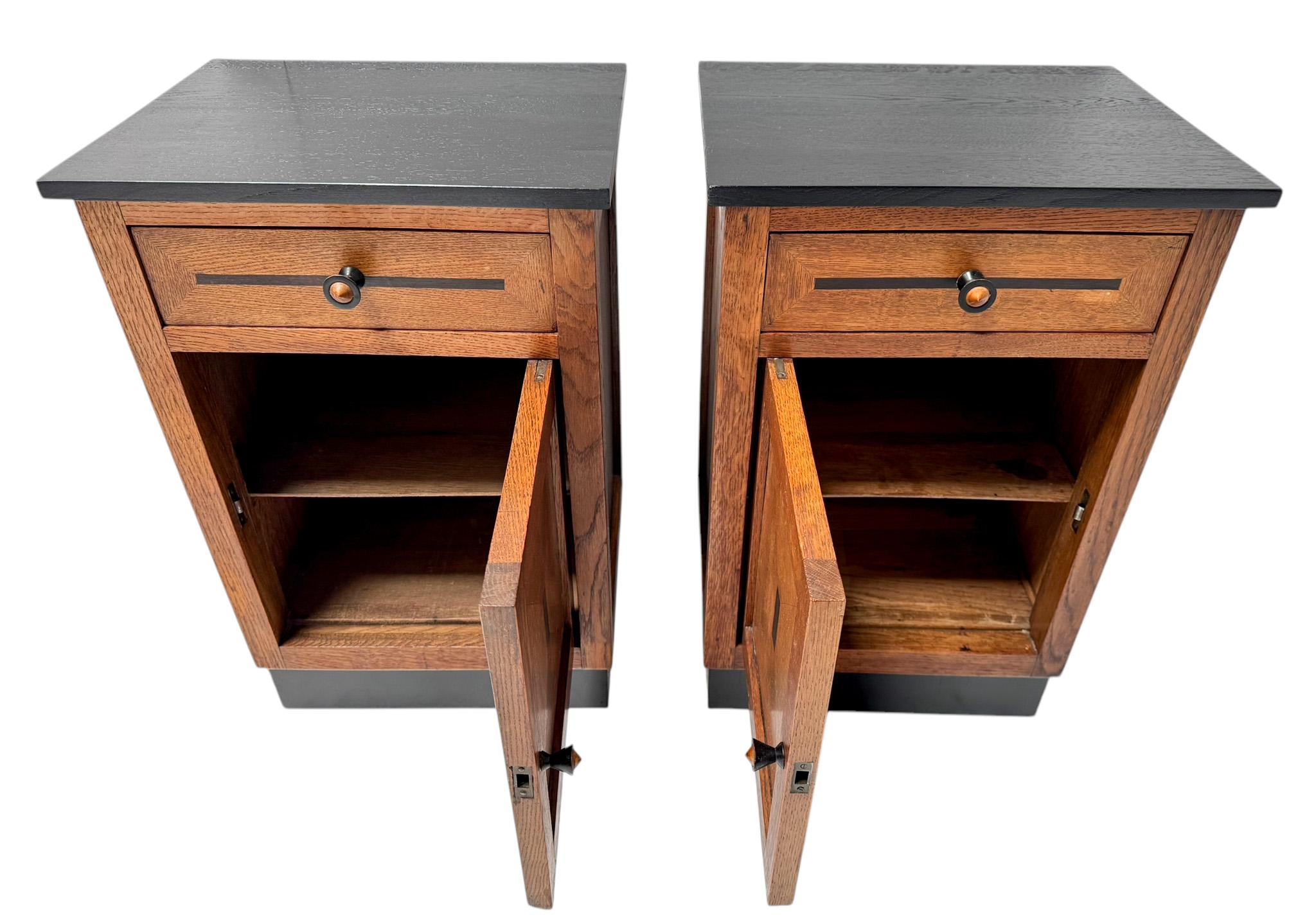 Modernistische Nachttische oder Nachttische im Art déco-Stil, 1920er Jahre (Frühes 20. Jahrhundert) im Angebot