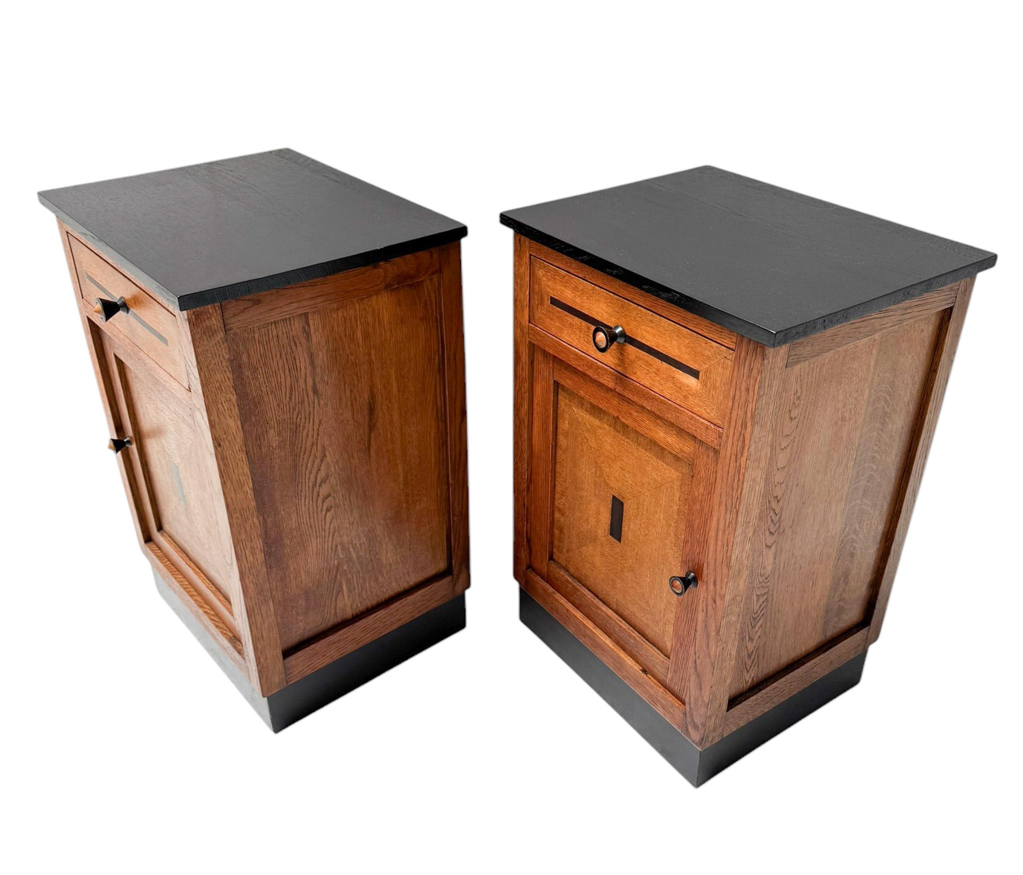 Modernistische Nachttische oder Nachttische im Art déco-Stil, 1920er Jahre (Eichenholz) im Angebot