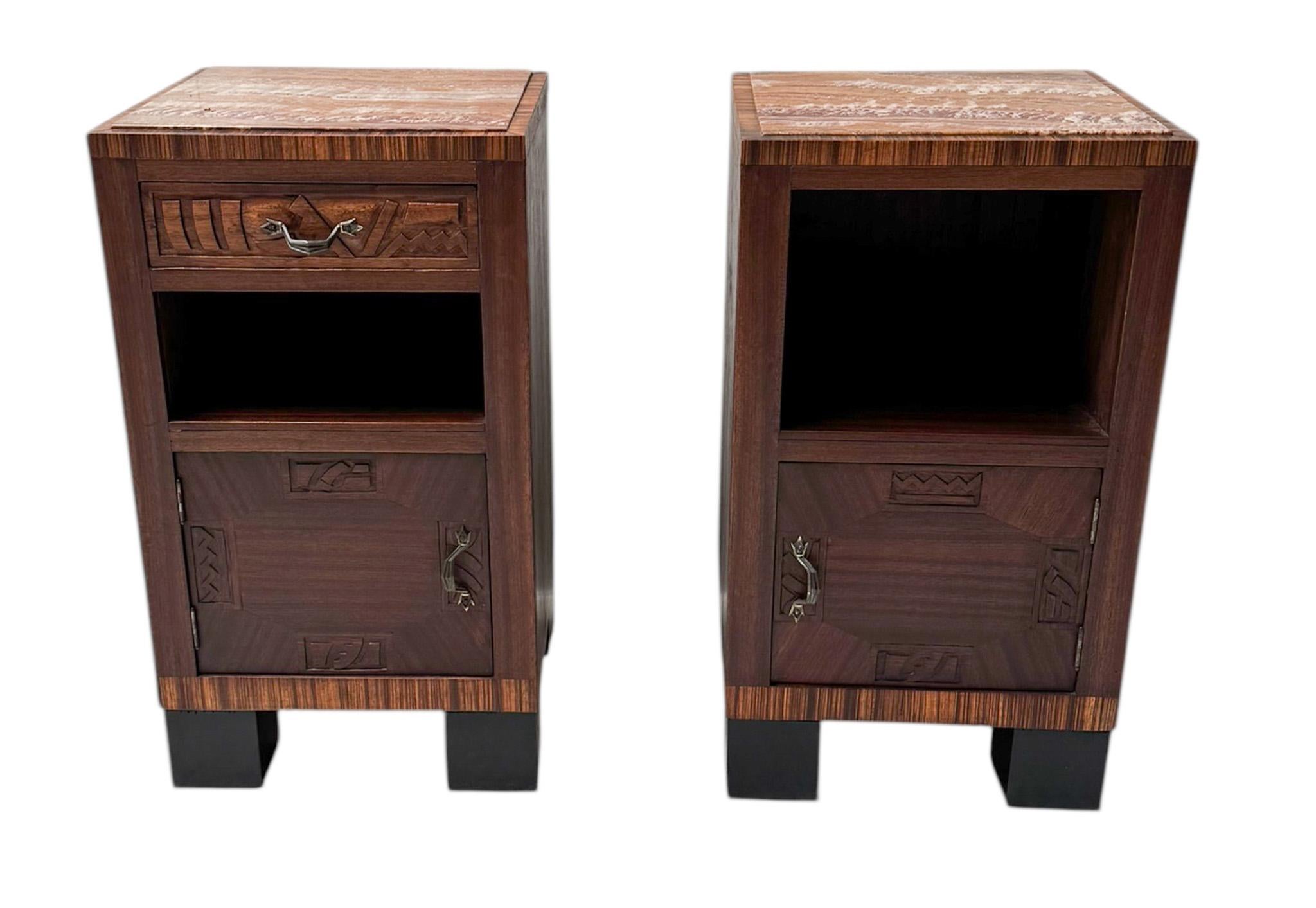 Atemberaubendes und elegantes Paar von Art Deco Nachttischen oder Nachttischen.
Auffälliges französisches Design aus den 1930er Jahren.
Sockel aus massivem Nussbaum und Nussbaumfurnier mit Verkleidung aus Makassar-Ebenholzfurnier.
Original