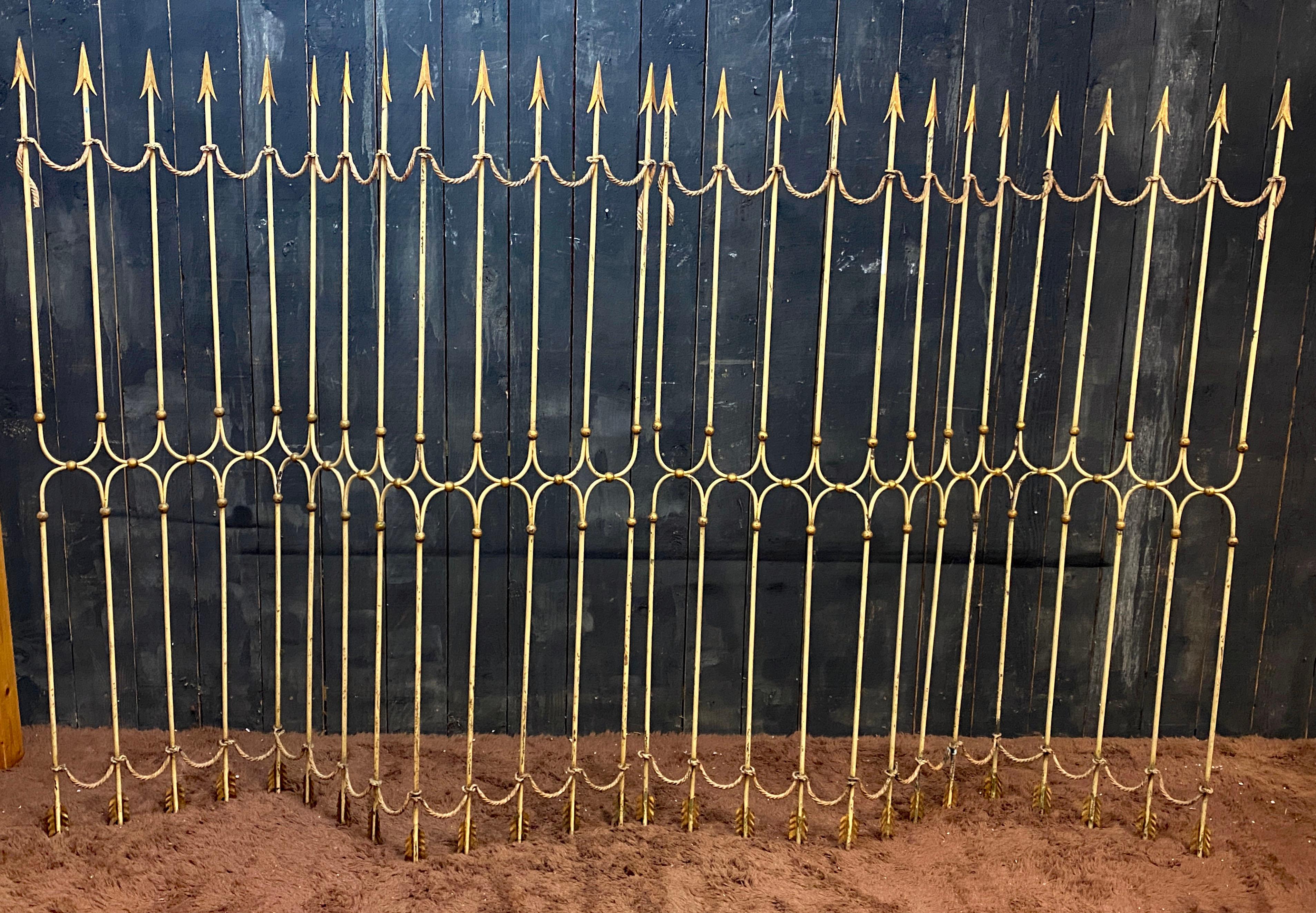 Deux séparateurs de pièces art déco, décorés de flèches et de cordes en métal laqué et doré, vers 1940.
Chaque division commune mesure 63 