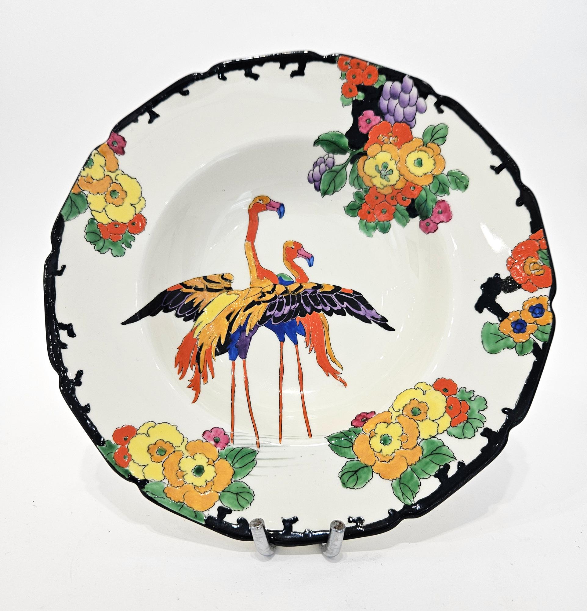 Deux assiettes à flamant rose Art déco Mandarin Ware - une assiette creuse, une assiette plate - fabriquées par Royal Doulton en Angleterre dans les années 1920, très recherchées, rares et difficiles à trouver. 

Ce design artistiquement