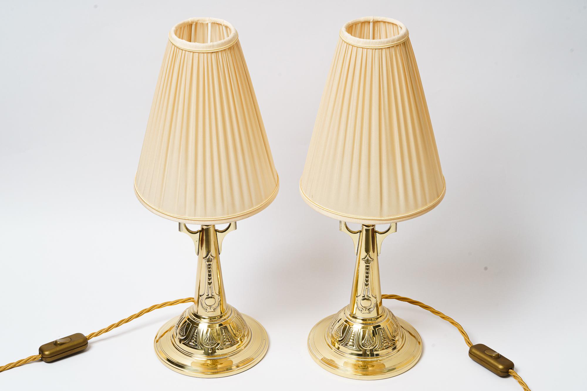 Zwei Art Deco Tischlampen mit Stoffschirmen Wien um 1920er Jahre
Poliert und emailliert
Die Stoffschirme werden ersetzt ( neu )