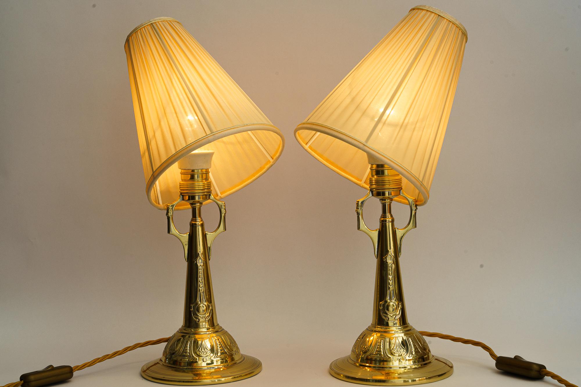 Zwei Art Deco Tischlampen mit Stoffschirmen Wien um 1920er Jahre (Messing) im Angebot