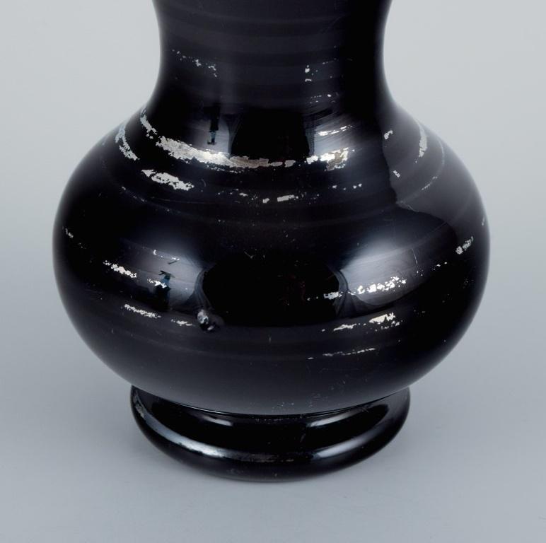 Zwei Art-Déco-Vasen aus Kunstglas, 1930-1940er Jahre (Glasiert) im Angebot