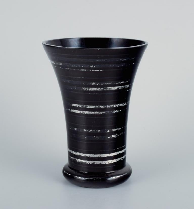 Zwei Art-Déco-Vasen aus Kunstglas mit Silberintarsien aus den 1930er-1940er Jahren (Art déco) im Angebot