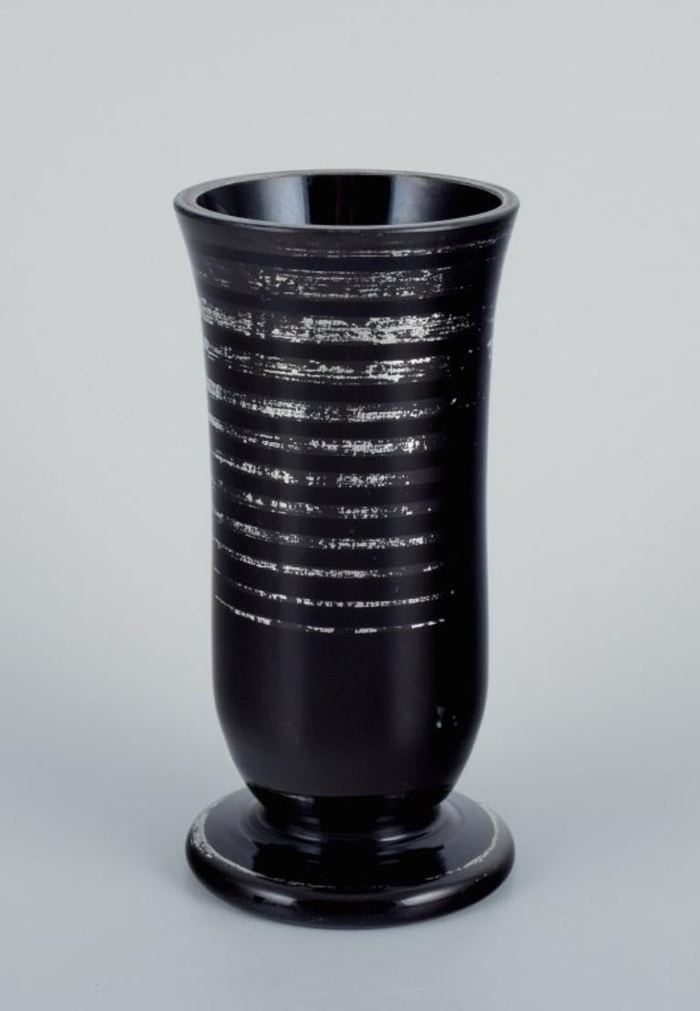 Zwei Art-Déco-Vasen aus Kunstglas mit Silberintarsien aus den 1930er-1940er Jahren (Deutsch) im Angebot
