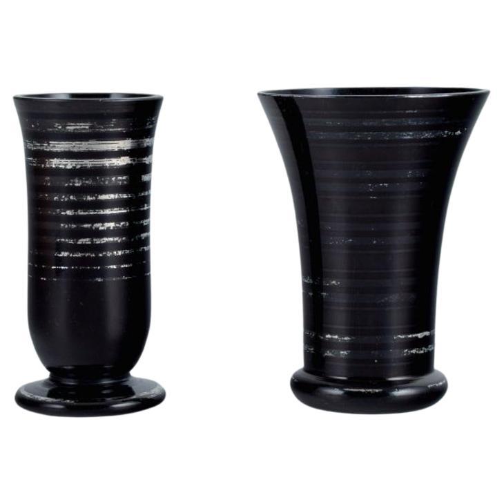 Deux vases Art Déco en verre d'art avec incrustations d'argent des années 1930-1940