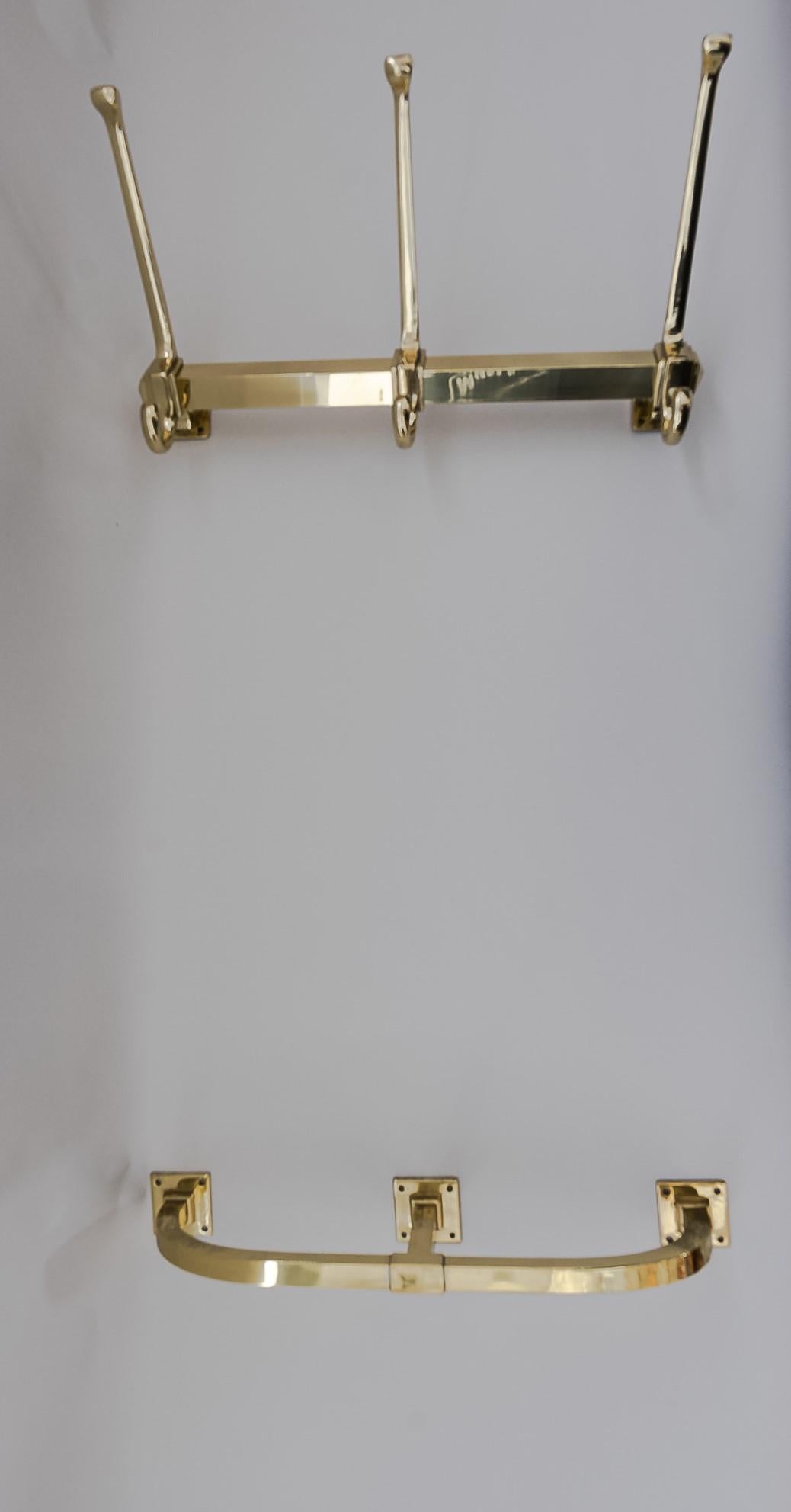 Zwei Art Deco Wandgarderoben mit Schirmhalterung für Wandmontage, um 1920er Jahre
2 Sets wie auf dem Bild (4 Teile)
Maße: Oberer Teil: H 19cm, B 36cm, T 17cm
Unterer Teil: H 4cm, B 39cm, T 10cm.